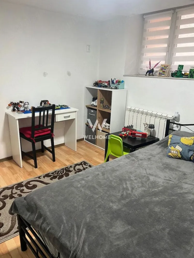 Apartament 3 camere | Parter | Vilă P+1 | Teren 211 mp | Cisnădie - Apartament 3 camere | Parter | Vilă P+1 | Teren 211 mp | Cisnădie

Comision 0 de la cumparator!!!!

Vindem apartament cu 3 camere, situat la parterul unui imobil tip vilă cu regim P+1, într-o zonă liniștită și bine conectată din Cisnădie.

Suprafață și spații exterioare

Apartamentul are 47 mp utili, o terasă de 5 mp și beneficiază de teren în suprafață de 211 mp. Imobilul dispune de magazie cu pod, parcare în curtea interioară comună și acces facil pietonal.

Compartimentare
Locuința este decomandata și cuprinde: 2 dormitoare, bucătărie living open space, baie, hol de intrare, debara și spațiu tehnic.

Utilități
Racorduri individuale la apă, curent electric și gaz natural.

Dotări și electrocasnice incluse
Apartamentul se predă mobilat și utilat complet, cu:
 Frigider
 Plita și cuptor electric Bosch
 Mașină de spălat vase Sharp
 Mașină de spălat rufe + uscător de haine

Încălzire
Sistem propriu prin centrală termică pe gaz Daikin, radiatoare de aluminiu și șemineu cu recuperare de căldură eficiență ridicată și confort termic optim.

Localizare
Zonă rezidențială liniștită, cu puncte de interes în imediata apropiere:
 Lidl 500 m
 Mall și Școala nr. 2 distanță scurtă

Potrivit pentru: familie care dorește mutare imediată sau investiție imobiliară.

Preț: 64.000 EUR Preț fix, fără negociere.
Cosmin-0743292794