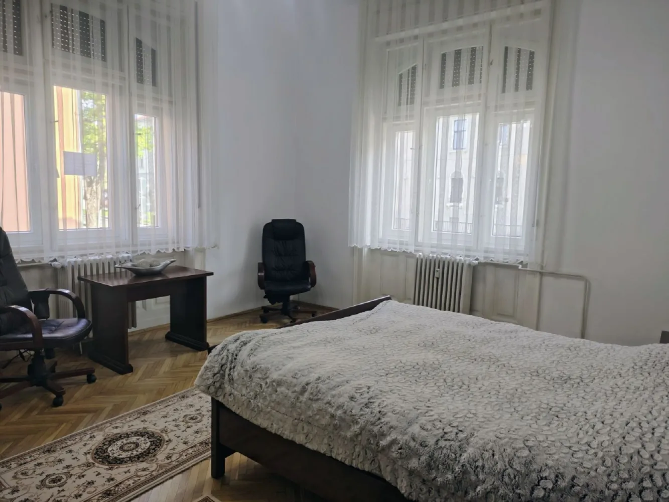 Apartament 2 camere Parc Traian , 400 E neg. Comision 50% - Apartament 2 camere – zonă ultra central ,Parcul Traian Oradea ,semidecomandat ,parter inalt . 400 E negociabil. Comision 50%

Se oferă spre inchiriere apartament cu 2 camere, semidecomandat, situat în zonă ultra centrală, potrivit atât uz residential sau birouri complet mobilat si utilat.

Suprafață utilă: 64 mp
Suprafață construită: 87 mp
Boxă exterioara : 4 mp renovata
Înălțime camere: 3,6 m

Apartamentul este complet renovat, interior și exterior in anul 2025, mobilat și echipat cu electrocasnice. Dispune de bucătărie utilată, parchet din lemn masiv , uși interioare din lemn masiv, ușă metalică la intrare, geamuri termopan la exterior și ferestre din lemn la interior.Cladirea a fost renovata complect interior si exterior.

Încălzirea este asigurată prin punct termic propriu al condominiului, cu distribuție prin calorifere.

Imobilul este situat aproape de mijloace de transport în comun și puncte de interes din zona centrală.

Contact :0751 777 844 Madian Bosca