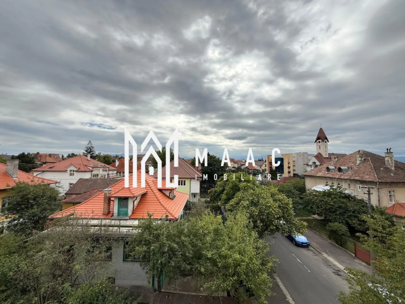 Penthouse 4 camere | Decomandat | Balcon | Zona Sub Arini - MAAC Imobiliare propune atentiei dumneavoastra un apartament cu 4 camere elegant, complet mobilat si utilat, amplasat in zona Sub Arini - Strand. Locuinta este situata la etajul 2 al unei cladiri de tip casa, cu regim de inaltime P+2 fiind alcatuita din 4 incaperi spatioase si luminoase, bucatarie, camara, 2 bai cu geam de aerisire, debara, hol si balcon. Finisaje de calitate buna, ambient placut. Privelistea este deosebita. Se percepe o chirie in avans si garantie in cuantumul unei chirii lunare. Se inchiriaza pe o perioada de minim 12 luni. Nu se accepta animale de companie. Amplasamentul imobilului este avantajul cel mai de pret, aflandu-se la cateva minute de mers pe jos de parcul Sub Arini. Pentru mai multe detalii, va rugam, specificati telefonic ID: CP2739199 }}