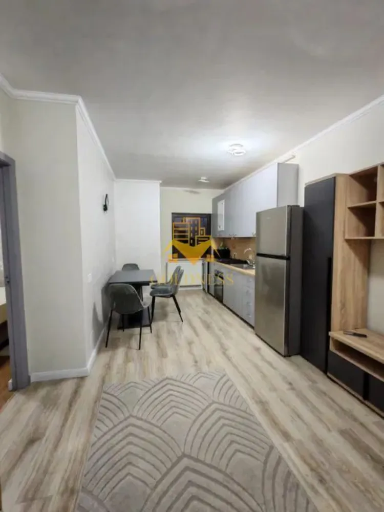 2 Camere Open space, Parcare, Intre lacuri, Iulius Mall, FSEGA,Dunarii - GOLDNESS Imobiliare vă propune spre închiriere un apartament cu 2 camere complet mobilat și utilat, la etajul 1 într-un imobil de 3 etaje, în Cartierul Intre lacuri. Parcare inclusa! Se află în apropierea stațiilor de transport în comun, magazine, restaurante, spații verzi, farmacii, etc. Apartamentul este compartimentat astfel: - dormitor cu pat matrimonial, dressing, noptiere - living cu bucatarie open space complet utilată și mobilată, canapea extensibilă, loc de servit masa - baie cu cada, calorifer port prosop și dulap pentru depozitare. -balcon 5 mp. Imobilul este dotat cu toate cele necesare- centrală proprie, frigider, aragaz, hotă, mașină de spălat haine, etc. Dacă sunteți interesați de acest apartament și doriți să îl vizionați, dar și pentru alte oferte nu ezitați să ne contactați telefonic sau prin e-mail. Vă stăm la dispoziție! Pentru intermediere se percepe un comision de 50% din prețul chiriei!
