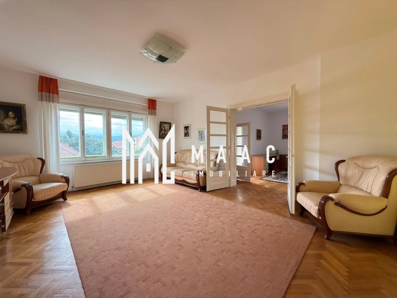 Penthouse 4 camere | Decomandat | Balcon | Zona Sub Arini - MAAC Imobiliare propune atentiei dumneavoastra un apartament cu 4 camere elegant, complet mobilat si utilat, amplasat in zona Sub Arini - Strand. Locuinta este situata la etajul 2 al unei cladiri de tip casa, cu regim de inaltime P+2 fiind alcatuita din 4 incaperi spatioase si luminoase, bucatarie, camara, 2 bai cu geam de aerisire, debara, hol si balcon. Finisaje de calitate buna, ambient placut. Privelistea este deosebita. Se percepe o chirie in avans si garantie in cuantumul unei chirii lunare. Se inchiriaza pe o perioada de minim 12 luni. Nu se accepta animale de companie. Amplasamentul imobilului este avantajul cel mai de pret, aflandu-se la cateva minute de mers pe jos de parcul Sub Arini. Pentru mai multe detalii, va rugam, specificati telefonic ID: CP2739199 }}