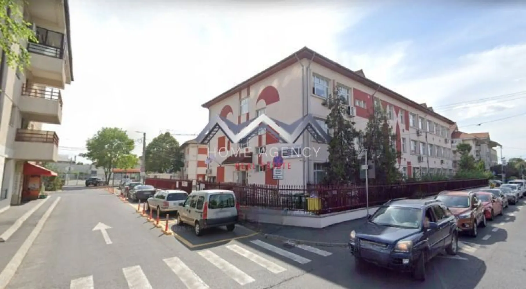 Apartament 4 camere ULTRACENTRAL Otopeni | lângă școală - Vă propunem, spre vânzare, un apartament foarte spațios de 4 camere, decomandat, în suprafață de 91.55 mp utili și două balcoane închise, aflat la etajul 1 al unui bloc cu 3 niveluri, bine întreținut și anvelopat. O locuință ideală pentru familiile care își doresc confort, spațiu și acces rapid la puncte de interes esențiale din zonă.

Holul de acces este amplu și bine delimitat, oferind o tranziție plăcută către zona de zi. Bucătăria, retrasă față de living, este bine organizată și oferă posibilitatea de a fi închisă complet, dacă viitorii proprietari își doresc un spațiu separat de gătit. Livingul, luminos și generos, are deschidere către un balcon închis foarte spațios, care poate servi ca zonă de relaxare, birou sau spațiu suplimentar pentru depozitare.

Zona de odihnă este inteligent separată de restul locuinței printr-o ușă, asigurând liniște deplină și intimitate. Un hol secundar generos oferă acces către cele trei dormitoare, dintre care unul beneficiază de balcon propriu închis. Baia este luminată natural, fiind dotată cu fereastră și cadă.

Clădirea este anvelopată și foarte bine izolată atât la exterior, cât și suplimentar la interior (vată minerală + rigips), ceea ce asigură un confort termic sporit și costuri reduse de întreținere. Scara blocului este curată și întreținută.

Localizarea reprezintă un avantaj major: apartamentul se află chiar vizavi de școală - Liceul Teoretic "Ioan Petruș" și câteva minute de mers pe jos de Grădinița Nr. 1 cu program prelungit, 1 minut de mers pe jos de viitoarea stație de metrou, și în imediata apropiere a magazinelor, restaurantelor, pieței, stațiilor de transport în comun și altor facilități esențiale, precum și DN1, Aeroport, Centură etc.

O proprietate foarte bine compartimentată, luminoasă și bine proporționată, într-un imobil îngrijit, perfectă pentru o familie care caută un cămin stabil, spațios și bine amplasat în zona ultracentrală a orașului Otopeni.

Programează acum o vizionare!