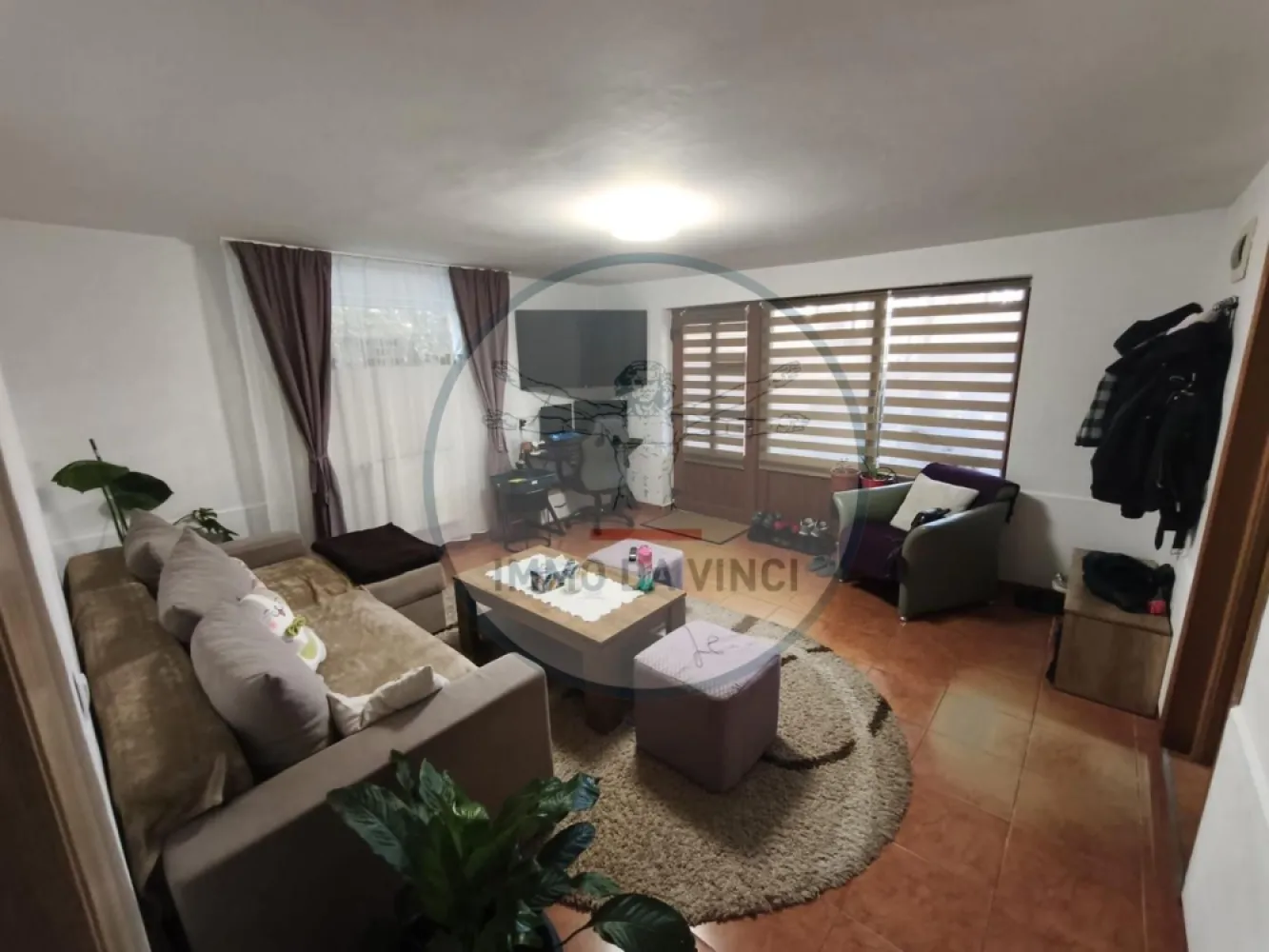 Apartament 4 Camere | 100 mp | 2 Băi cu geam | Someseni (Vilă D+P+E) - 🏠 Ap. 4 Camere | 100 mp | Someseni – Confortul unei case la preț de apartament!
Vă propunem spre închiriere un apartament spațios și luminos, situat la demisolul unei construcții tip casă (Regim înălțime D+P+E), oferind intimitate și costuri de întreținere optimizate.

Detalii Spațiu (100 mp utili):
Compartimentare: 3 dormitoare decomandate, living generos și bucătărie separată.
Băi: 2 băi complet echipate, ambele prevăzute cu geam pentru aerisire naturală.
Stare: Se predă complet mobilat și utilat, gata de mutare.

Dotări și Utilități:
Centrală proprie (control total asupra temperaturii).
Contorizare individuală pentru toate utilitățile (apă, gaz, curent).
Acces facil și intimitate specifică unei vile.

Locație Excelentă (Someseni):
Transport: Stație de autobuz spre centrul orașului la doar 50m.

Facilități: Magazin alimentar la 100m distanță.
Zonă liniștită, ferită de agitația principală, dar cu acces rapid spre punctele de interes.

Preț: 550 Euro
Contact: 0756 935 933 / 0749 367 179