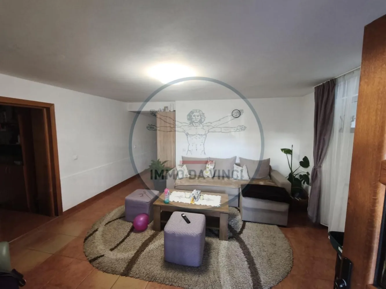 Apartament 4 Camere | 100 mp | 2 Băi cu geam | Someseni (Vilă D+P+E) - 🏠 Ap. 4 Camere | 100 mp | Someseni – Confortul unei case la preț de apartament!
Vă propunem spre închiriere un apartament spațios și luminos, situat la demisolul unei construcții tip casă (Regim înălțime D+P+E), oferind intimitate și costuri de întreținere optimizate.

Detalii Spațiu (100 mp utili):
Compartimentare: 3 dormitoare decomandate, living generos și bucătărie separată.
Băi: 2 băi complet echipate, ambele prevăzute cu geam pentru aerisire naturală.
Stare: Se predă complet mobilat și utilat, gata de mutare.

Dotări și Utilități:
Centrală proprie (control total asupra temperaturii).
Contorizare individuală pentru toate utilitățile (apă, gaz, curent).
Acces facil și intimitate specifică unei vile.

Locație Excelentă (Someseni):
Transport: Stație de autobuz spre centrul orașului la doar 50m.

Facilități: Magazin alimentar la 100m distanță.
Zonă liniștită, ferită de agitația principală, dar cu acces rapid spre punctele de interes.

Preț: 550 Euro
Contact: 0756 935 933 / 0749 367 179