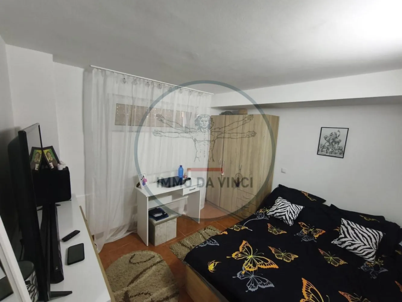 Apartament 4 Camere | 100 mp | 2 Băi cu geam | Someseni (Vilă D+P+E) - 🏠 Ap. 4 Camere | 100 mp | Someseni – Confortul unei case la preț de apartament!
Vă propunem spre închiriere un apartament spațios și luminos, situat la demisolul unei construcții tip casă (Regim înălțime D+P+E), oferind intimitate și costuri de întreținere optimizate.

Detalii Spațiu (100 mp utili):
Compartimentare: 3 dormitoare decomandate, living generos și bucătărie separată.
Băi: 2 băi complet echipate, ambele prevăzute cu geam pentru aerisire naturală.
Stare: Se predă complet mobilat și utilat, gata de mutare.

Dotări și Utilități:
Centrală proprie (control total asupra temperaturii).
Contorizare individuală pentru toate utilitățile (apă, gaz, curent).
Acces facil și intimitate specifică unei vile.

Locație Excelentă (Someseni):
Transport: Stație de autobuz spre centrul orașului la doar 50m.

Facilități: Magazin alimentar la 100m distanță.
Zonă liniștită, ferită de agitația principală, dar cu acces rapid spre punctele de interes.

Preț: 550 Euro
Contact: 0756 935 933 / 0749 367 179