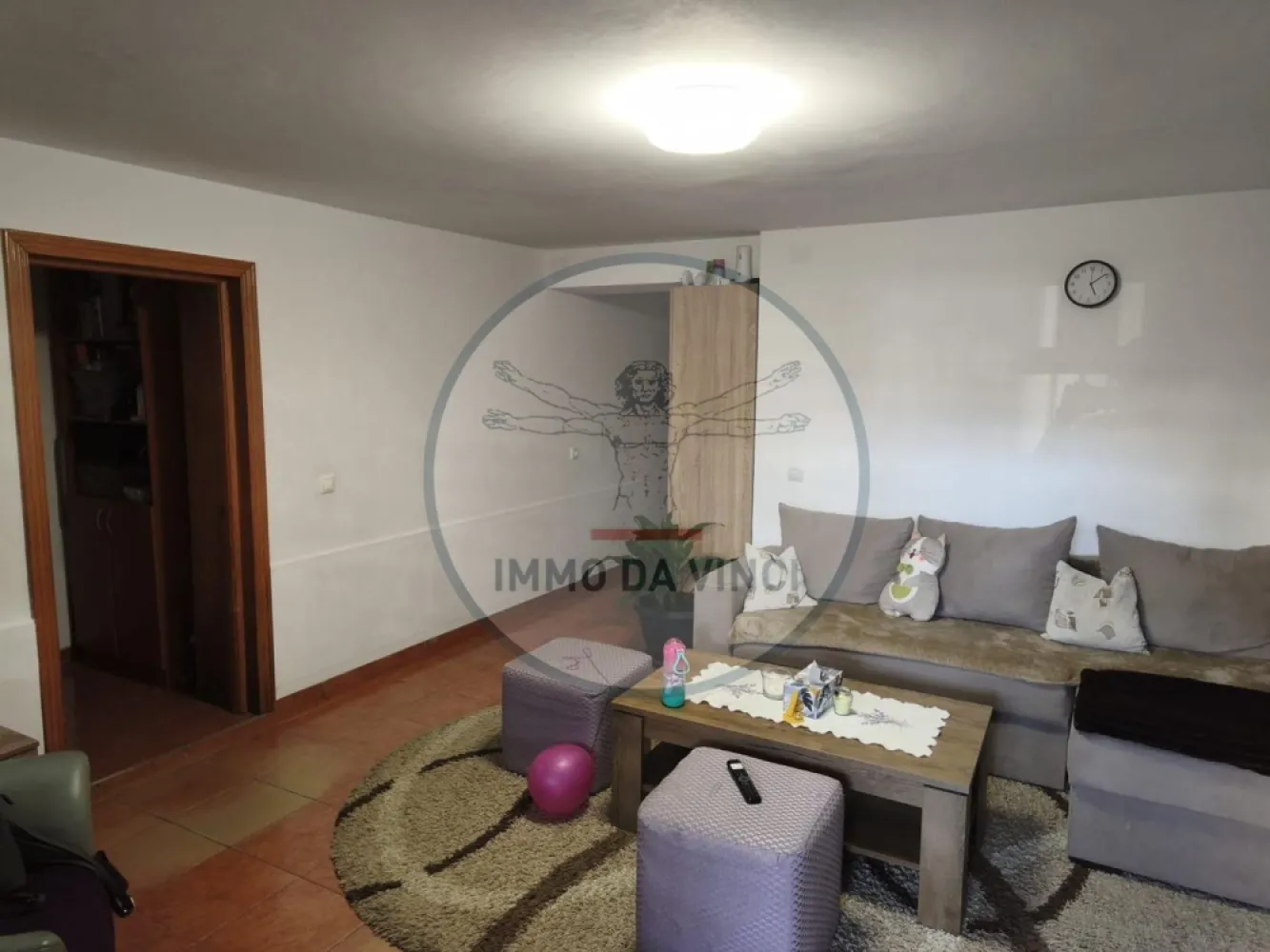 Apartament 4 Camere | 100 mp | 2 Băi cu geam | Someseni (Vilă D+P+E) - 🏠 Ap. 4 Camere | 100 mp | Someseni – Confortul unei case la preț de apartament!
Vă propunem spre închiriere un apartament spațios și luminos, situat la demisolul unei construcții tip casă (Regim înălțime D+P+E), oferind intimitate și costuri de întreținere optimizate.

Detalii Spațiu (100 mp utili):
Compartimentare: 3 dormitoare decomandate, living generos și bucătărie separată.
Băi: 2 băi complet echipate, ambele prevăzute cu geam pentru aerisire naturală.
Stare: Se predă complet mobilat și utilat, gata de mutare.

Dotări și Utilități:
Centrală proprie (control total asupra temperaturii).
Contorizare individuală pentru toate utilitățile (apă, gaz, curent).
Acces facil și intimitate specifică unei vile.

Locație Excelentă (Someseni):
Transport: Stație de autobuz spre centrul orașului la doar 50m.

Facilități: Magazin alimentar la 100m distanță.
Zonă liniștită, ferită de agitația principală, dar cu acces rapid spre punctele de interes.

Preț: 550 Euro
Contact: 0756 935 933 / 0749 367 179