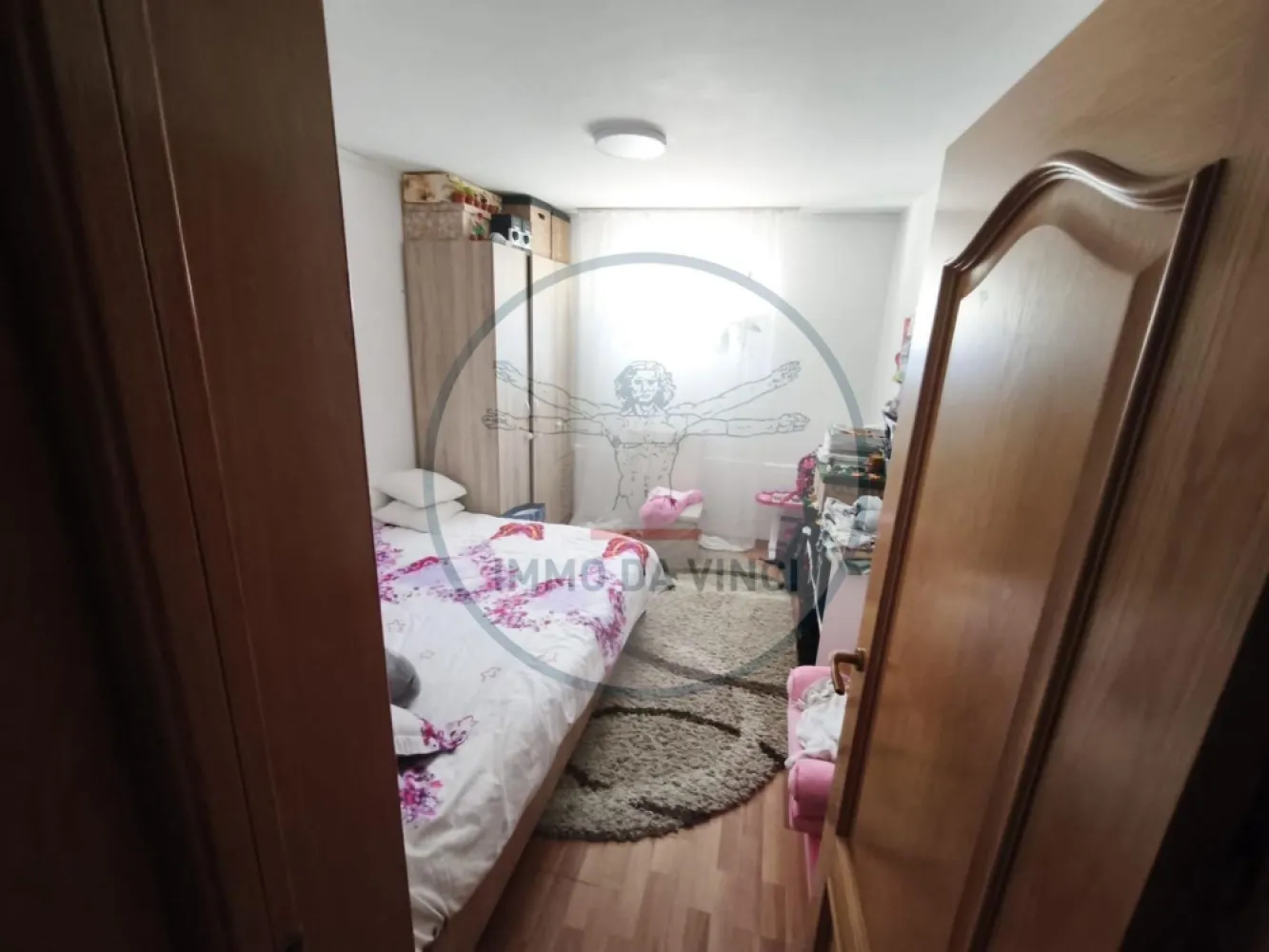 Apartament 4 Camere | 100 mp | 2 Băi cu geam | Someseni (Vilă D+P+E) - 🏠 Ap. 4 Camere | 100 mp | Someseni – Confortul unei case la preț de apartament!
Vă propunem spre închiriere un apartament spațios și luminos, situat la demisolul unei construcții tip casă (Regim înălțime D+P+E), oferind intimitate și costuri de întreținere optimizate.

Detalii Spațiu (100 mp utili):
Compartimentare: 3 dormitoare decomandate, living generos și bucătărie separată.
Băi: 2 băi complet echipate, ambele prevăzute cu geam pentru aerisire naturală.
Stare: Se predă complet mobilat și utilat, gata de mutare.

Dotări și Utilități:
Centrală proprie (control total asupra temperaturii).
Contorizare individuală pentru toate utilitățile (apă, gaz, curent).
Acces facil și intimitate specifică unei vile.

Locație Excelentă (Someseni):
Transport: Stație de autobuz spre centrul orașului la doar 50m.

Facilități: Magazin alimentar la 100m distanță.
Zonă liniștită, ferită de agitația principală, dar cu acces rapid spre punctele de interes.

Preț: 550 Euro
Contact: 0756 935 933 / 0749 367 179