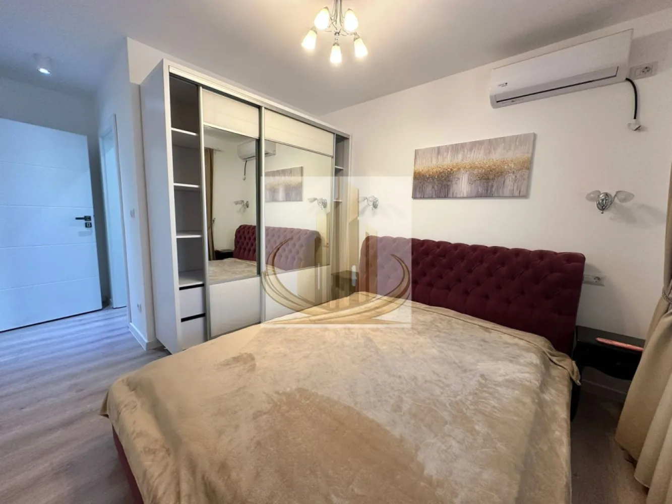 Apartament 3 camere, prima închiriere, 95 mp – terasă mare, Dumbravita - Grand Mobilis Imobiliare vă propune spre închiriere un apartament spațios și elegant, cu 3 camere decomandate, situat la etajul 1 al unei vile, în Dumbrăvița, într-o zonă liniștită și bine conectată.

Cu o suprafață utilă de 95 mp și o terasă de aproximativ 12 mp, proprietatea oferă un echilibru ideal între confort, funcționalitate și intimitate.

Apartamentul se află la prima închiriere, fiind complet renovat recent, cu finisaje moderne și atenție deosebită la detalii.

Compartimentare eficientă:

living generos și luminos
bucătărie închisă, practică
2 dormitoare (unul amenajat ca birou – ideal pentru work from home)
2 băi
terasă spațioasă (~12 mp), perfectă pentru relaxare

Dotări și avantaje:

centrală termică proprie
încălzire în pardoseală
spații bine optimizate și luminoase
imobil tip vilă – intimitate și confort sporit

Localizare:
Situat într-o zonă liniștită din Dumbrăvița, apartamentul beneficiază de acces rapid către oraș și principalele artere de circulație. În imediata apropiere se regăsesc magazine, farmacii, restaurante, cafenele și alte puncte de interes.

Ideal pentru un cuplu sau pentru persoane care își doresc un spațiu modern, generos și bine poziționat.

Pentru mai multe detalii și programarea unei vizionări, echipa Grand Mobilis Imobiliare vă stă la dispoziție.
ID Intern: CP3029133