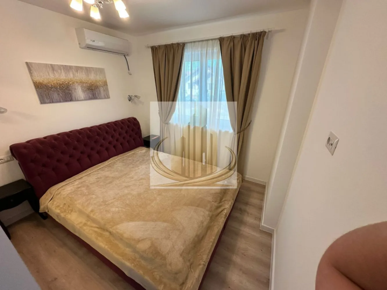 Apartament 3 camere, prima închiriere, 95 mp – terasă mare, Dumbravita - Grand Mobilis Imobiliare vă propune spre închiriere un apartament spațios și elegant, cu 3 camere decomandate, situat la etajul 1 al unei vile, în Dumbrăvița, într-o zonă liniștită și bine conectată.

Cu o suprafață utilă de 95 mp și o terasă de aproximativ 12 mp, proprietatea oferă un echilibru ideal între confort, funcționalitate și intimitate.

Apartamentul se află la prima închiriere, fiind complet renovat recent, cu finisaje moderne și atenție deosebită la detalii.

Compartimentare eficientă:

living generos și luminos
bucătărie închisă, practică
2 dormitoare (unul amenajat ca birou – ideal pentru work from home)
2 băi
terasă spațioasă (~12 mp), perfectă pentru relaxare

Dotări și avantaje:

centrală termică proprie
încălzire în pardoseală
spații bine optimizate și luminoase
imobil tip vilă – intimitate și confort sporit

Localizare:
Situat într-o zonă liniștită din Dumbrăvița, apartamentul beneficiază de acces rapid către oraș și principalele artere de circulație. În imediata apropiere se regăsesc magazine, farmacii, restaurante, cafenele și alte puncte de interes.

Ideal pentru un cuplu sau pentru persoane care își doresc un spațiu modern, generos și bine poziționat.

Pentru mai multe detalii și programarea unei vizionări, echipa Grand Mobilis Imobiliare vă stă la dispoziție.
ID Intern: CP3029133