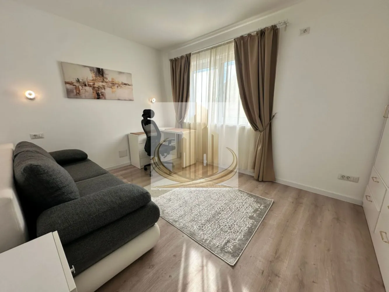 Apartament 3 camere, prima închiriere, 95 mp – terasă mare, Dumbravita - Grand Mobilis Imobiliare vă propune spre închiriere un apartament spațios și elegant, cu 3 camere decomandate, situat la etajul 1 al unei vile, în Dumbrăvița, într-o zonă liniștită și bine conectată.

Cu o suprafață utilă de 95 mp și o terasă de aproximativ 12 mp, proprietatea oferă un echilibru ideal între confort, funcționalitate și intimitate.

Apartamentul se află la prima închiriere, fiind complet renovat recent, cu finisaje moderne și atenție deosebită la detalii.

Compartimentare eficientă:

living generos și luminos
bucătărie închisă, practică
2 dormitoare (unul amenajat ca birou – ideal pentru work from home)
2 băi
terasă spațioasă (~12 mp), perfectă pentru relaxare

Dotări și avantaje:

centrală termică proprie
încălzire în pardoseală
spații bine optimizate și luminoase
imobil tip vilă – intimitate și confort sporit

Localizare:
Situat într-o zonă liniștită din Dumbrăvița, apartamentul beneficiază de acces rapid către oraș și principalele artere de circulație. În imediata apropiere se regăsesc magazine, farmacii, restaurante, cafenele și alte puncte de interes.

Ideal pentru un cuplu sau pentru persoane care își doresc un spațiu modern, generos și bine poziționat.

Pentru mai multe detalii și programarea unei vizionări, echipa Grand Mobilis Imobiliare vă stă la dispoziție.
ID Intern: CP3029133