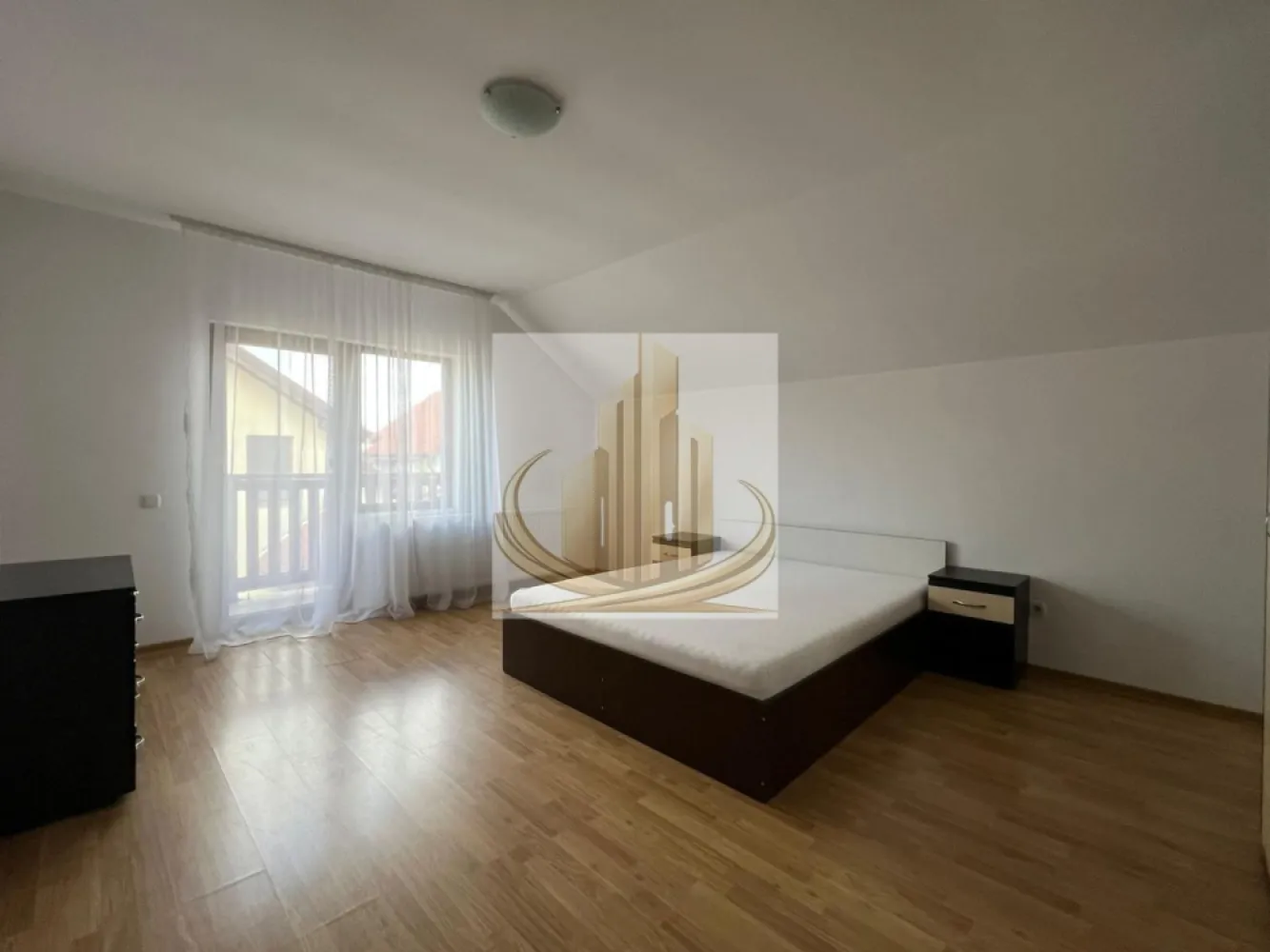 Casă individuală, 115 mp – Dumbrăvița, zonă liniștită, aproape de lac - Grand Mobilis Imobiliare vă propune spre vânzare o casă individuală, construită în anul 2011, situată într-un complex rezidențial de case, într-o zonă liniștită din Dumbrăvița.

Proprietatea are o suprafață utilă de 115 mp și beneficiază de o poziționare excelentă, în apropierea pădurii și a lacului, oferind un cadru ideal pentru relaxare, plimbări în natură și un stil de viață echilibrat.

Zona este una foarte bine dezvoltată, având în proximitate parcuri pentru copii și spații special amenajate pentru relaxare în aer liber. De asemenea, regăsim în apropiere magazine, farmacii, restaurante, cafenele și mijloace de transport în comun, iar accesul către oraș și principalele artere de circulație este rapid și facil.

Compartimentare:

Parter:

hol de acces
bucătărie închisă
baie cu duș
cameră tehnică
dormitor (poate fi utilizat și ca birou)
living generos și luminos cu zonă de dining

Etaj:

2 dormitoare spațioase și luminoase
baie cu cadă

Dotări și beneficii:

centrală termică proprie
încălzire prin calorifere
acces auto în curte
2 locuri de parcare proprii

💰 Oportunitate în piață! Proprietatea reprezintă o alegere excelentă pentru achiziție, datorită prețului atractiv pentru o casă individuală în această zonă, fiind potrivită atât pentru locuință proprie, cât și pentru investiție.

Această proprietate este ideală pentru o familie sau pentru cei care își doresc liniște, natură și acces rapid către oraș.

Pentru mai multe detalii și programarea unei vizionări, echipa Grand Mobilis Imobiliare vă stă la dispoziție.
ID Intern: CP3029126