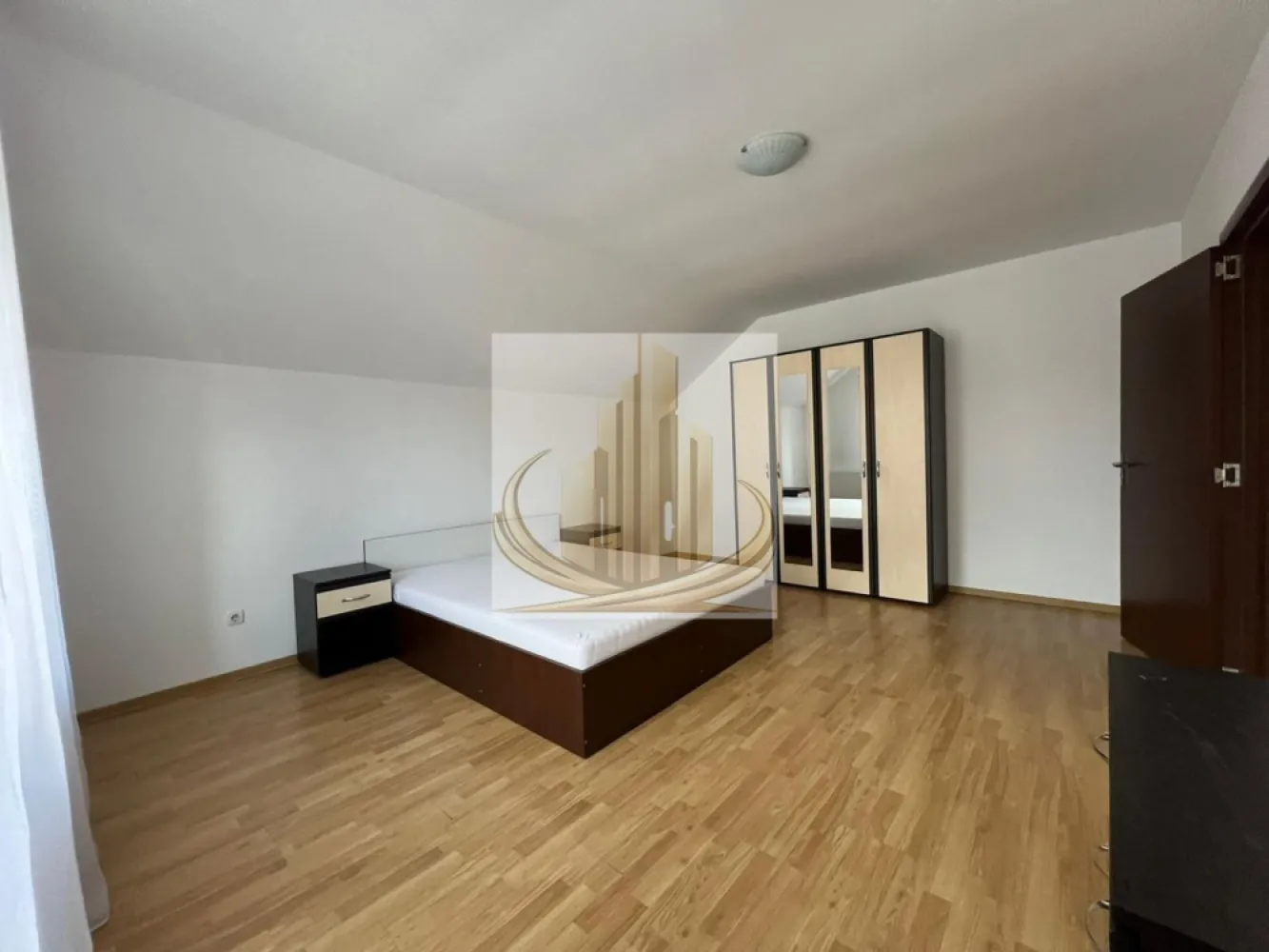 Casă individuală, 115 mp – Dumbrăvița, zonă liniștită, aproape de lac - Grand Mobilis Imobiliare vă propune spre vânzare o casă individuală, construită în anul 2011, situată într-un complex rezidențial de case, într-o zonă liniștită din Dumbrăvița.

Proprietatea are o suprafață utilă de 115 mp și beneficiază de o poziționare excelentă, în apropierea pădurii și a lacului, oferind un cadru ideal pentru relaxare, plimbări în natură și un stil de viață echilibrat.

Zona este una foarte bine dezvoltată, având în proximitate parcuri pentru copii și spații special amenajate pentru relaxare în aer liber. De asemenea, regăsim în apropiere magazine, farmacii, restaurante, cafenele și mijloace de transport în comun, iar accesul către oraș și principalele artere de circulație este rapid și facil.

Compartimentare:

Parter:

hol de acces
bucătărie închisă
baie cu duș
cameră tehnică
dormitor (poate fi utilizat și ca birou)
living generos și luminos cu zonă de dining

Etaj:

2 dormitoare spațioase și luminoase
baie cu cadă

Dotări și beneficii:

centrală termică proprie
încălzire prin calorifere
acces auto în curte
2 locuri de parcare proprii

💰 Oportunitate în piață! Proprietatea reprezintă o alegere excelentă pentru achiziție, datorită prețului atractiv pentru o casă individuală în această zonă, fiind potrivită atât pentru locuință proprie, cât și pentru investiție.

Această proprietate este ideală pentru o familie sau pentru cei care își doresc liniște, natură și acces rapid către oraș.

Pentru mai multe detalii și programarea unei vizionări, echipa Grand Mobilis Imobiliare vă stă la dispoziție.
ID Intern: CP3029126