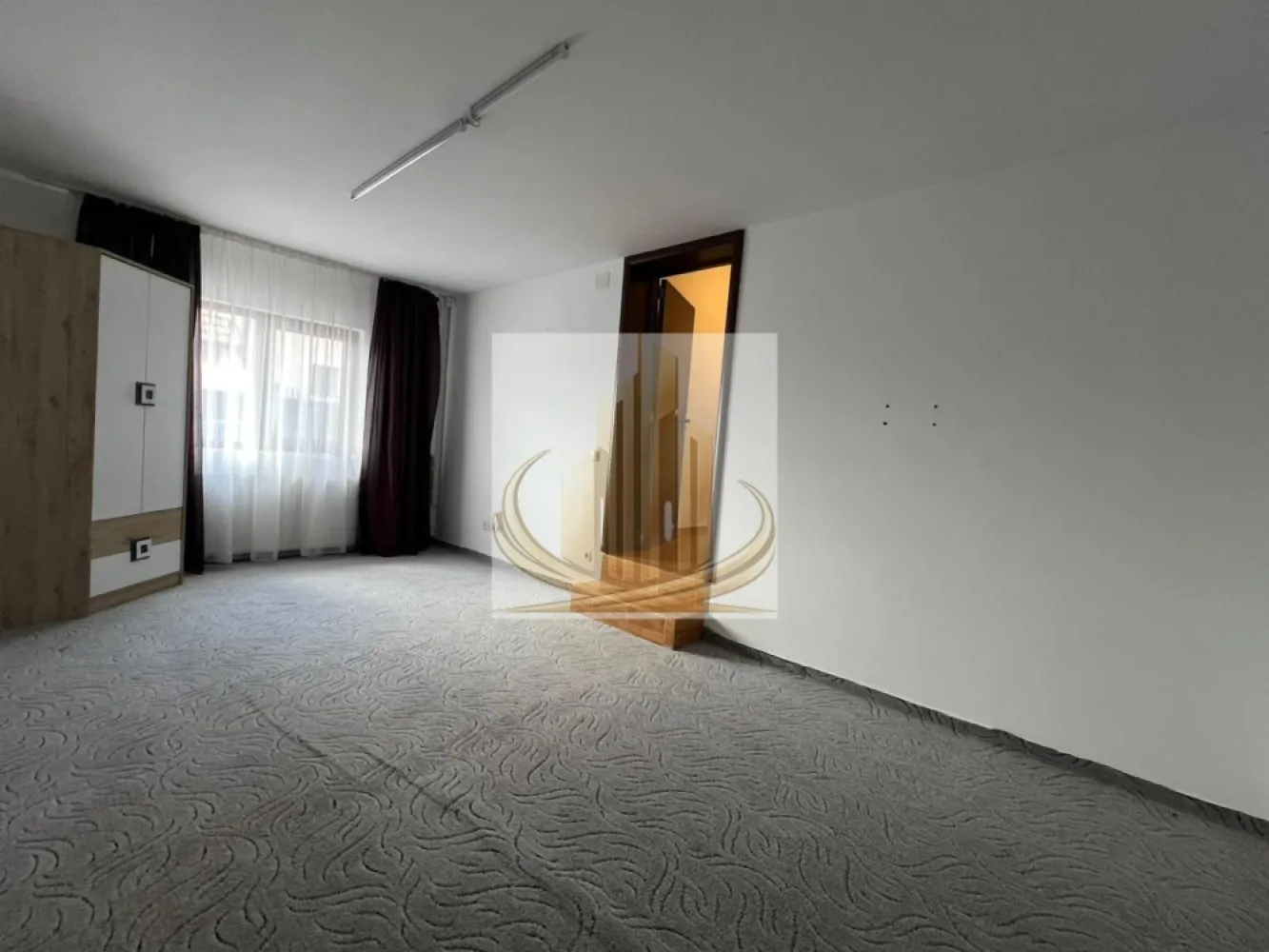 Casă individuală, 115 mp – Dumbrăvița, zonă liniștită, aproape de lac - Grand Mobilis Imobiliare vă propune spre vânzare o casă individuală, construită în anul 2011, situată într-un complex rezidențial de case, într-o zonă liniștită din Dumbrăvița.

Proprietatea are o suprafață utilă de 115 mp și beneficiază de o poziționare excelentă, în apropierea pădurii și a lacului, oferind un cadru ideal pentru relaxare, plimbări în natură și un stil de viață echilibrat.

Zona este una foarte bine dezvoltată, având în proximitate parcuri pentru copii și spații special amenajate pentru relaxare în aer liber. De asemenea, regăsim în apropiere magazine, farmacii, restaurante, cafenele și mijloace de transport în comun, iar accesul către oraș și principalele artere de circulație este rapid și facil.

Compartimentare:

Parter:

hol de acces
bucătărie închisă
baie cu duș
cameră tehnică
dormitor (poate fi utilizat și ca birou)
living generos și luminos cu zonă de dining

Etaj:

2 dormitoare spațioase și luminoase
baie cu cadă

Dotări și beneficii:

centrală termică proprie
încălzire prin calorifere
acces auto în curte
2 locuri de parcare proprii

💰 Oportunitate în piață! Proprietatea reprezintă o alegere excelentă pentru achiziție, datorită prețului atractiv pentru o casă individuală în această zonă, fiind potrivită atât pentru locuință proprie, cât și pentru investiție.

Această proprietate este ideală pentru o familie sau pentru cei care își doresc liniște, natură și acces rapid către oraș.

Pentru mai multe detalii și programarea unei vizionări, echipa Grand Mobilis Imobiliare vă stă la dispoziție.
ID Intern: CP3029126