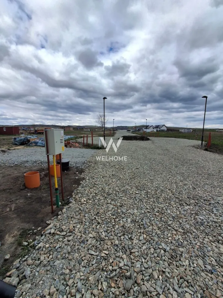 Teren de vanzare, Sura Mica, Sibiu,( autorizatie de construire) - Se oferă spre vânzare parcelă de teren în suprafață de 593 mp, situată într-un ansamblu rezidențial din Șura Mică, ideală pentru construcția unei locuințe moderne. Terenul beneficiază de autorizație de construire și proiect complet pentru o casa single, ceea ce permite începerea rapidă a lucrărilor, fără întârzieri și costuri suplimentare pentru documentație.

Proprietatea dispune de toate utilitățile: gaz, apă, curent și canalizare, fiind pregătită pentru dezvoltare imediată, într-o zonă rezidențială liniștită și în continuă expansiune.

Oportunitățile zonei:
Șura Mică este una dintre cele mai dinamice localități din apropierea Sibiului, preferată de tot mai multe familii datorită mediului aerisit, accesului rapid către oraș și dezvoltării constante a infrastructurii. Zona oferă liniștea unei comunități rezidențiale, dar și proximitatea facilităților urbane, fiind potrivită atât pentru locuință proprie, cât și pentru investiție.

Zone limitrofe și acces:

acces rapid către Sibiu (10–15 minute)
apropiere de zona industrială Vest și Aeroport
conexiune facilă către Cristian, Ocna Sibiului și autostrada A1
acces către centre comerciale, școli, grădinițe și servicii
ansamblu rezidențial nou, cu locuințe moderne

Avantajele construirii în regie proprie:

control total asupra calității materialelor și finisajelor
posibilitatea personalizării compartimentării și designului
costuri mai mici față de achiziția unei case de la dezvoltator
flexibilitate în alegerea etapelor de construcție și a bugetului
proiect autorizat, gata de implementare
oportunitate de valorificare ulterioară prin vânzare sau închiriere

Această parcelă reprezintă o oportunitate excelentă pentru cei care doresc să construiască o casa single într-o zonă rezidențială modernă, cu toate utilitățile disponibile și acces rapid către Sibiu.

Pret: 68.166( 95 euro/mp), TVA inclus

Detalii si vizionare: 0740066818, Cristina