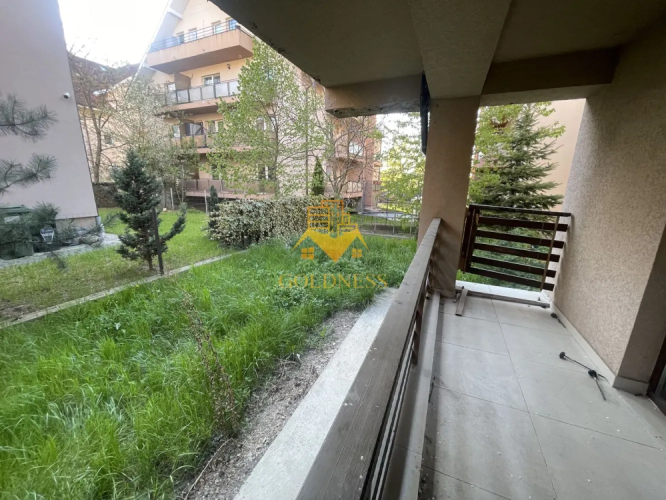 2 camere, modern, terasa, curte, Manastur, Frunzișului - GOLDNESS Imobiliare vă propune spre închiriere un apartament cu 2 camere complet mobilat și utilat, la parter într-un imobil de etaje 4, în Zona Mânastur .
Proprietatea dispune de curte!
Posibilitatea de a parca în Zona. 
Se află în apropierea stațiilor de transport în comun, magazine, restaurante, spații verzi, farmacii, etc. 

Apartamentul este compartimentat astfel:
- dormitor cu pat matrimonial, dressing, noptiere. 
- living cu canapea extensibilă, comodă TV.
- bucatarie complet utilată și mobilată, loc de servit masa.
- baie cu cadă, calorifer port prosop și dulap pentru depozitare.

Imobilul este dotat cu toate cele necesare- centrală proprie, frigider, aragaz, hotă, mașină de spălat haine, etc. 

Dacă sunteți interesați de acest apartament și doriți să îl vizionați, dar și pentru alte oferte nu ezitați să ne contactați telefonic sau prin e-mail. Vă stăm la dispoziție!
Pentru intermediere se percepe un comision de 50% din prețul chiriei!