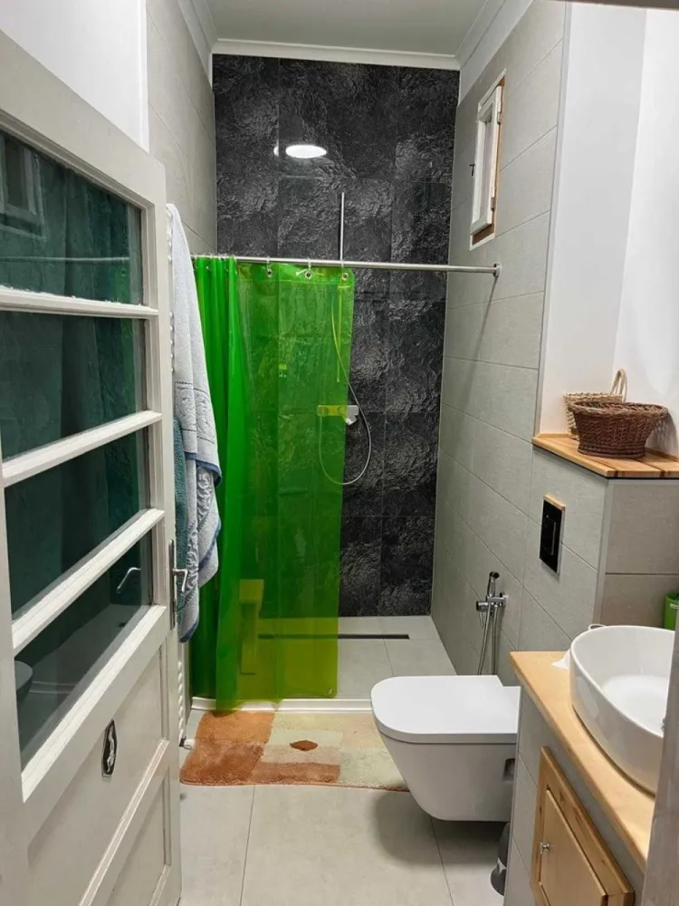 Vând apartament 2 camere, renovat - Cartierul Funcționarilor - Vând locuință situată pe în zona rezidențială Funcționarilor - cea mai căutată și liniștită zonă a orașului Satu Mare. Este o proprietate ideală pentru cei care caută proximitatea centrului, dar își doresc liniștea unui cartier verde, cu o vecinătate de calitate. Poziționarea la parter și calitatea renovării o fac pretabilă atât pentru o locuință familială elegantă, cât și pentru un sediu de firmă sau cabinet profesional (avocatură, notariat, arhitectură). Detalii principale: Suprafață: 55 mp utili + terasă. Compartimentare: 2 camere (semidecomandate), bucătărie cu dining (open space) și baie. Anexe: Cotă-parte din curte comună, parte din pod și boxă proprie la beci. Renovare completă (pentru uz personal): Locuința a fost refăcută de la zero, fără compromisuri la capitolul siguranță și confort. Nu este o renovare „pentru vânzare”, ci una pentru uz propriu realizată cu materiale de calitate superioară: Instalație electrică nouă (cablaje înlocuite integral). Instalații sanitare și coloană de canalizare noi. Termoizolație și fonoizolație. Finisaje moderne, cu atenție la detalii (baterii, placări atent alese). Am păstrat tâmplăria originală, parchetul din lemn masiv, și o bijuterie de sobă funcțională, pentru a conserva farmecul autentic al zonei și al clădirii. Localizare: Strada Zutphen oferă acces rapid (5 minute de mers pe jos) către centrul orașului, piață, școli și grădinițe de top. Este o zonă sigură, exclusivistă și foarte verde. Preț: 110.000 Euro. Deși se află într-o curte comună, liniștea și calitatea vecinilor din zonă fac din această locuință o alternativă excelentă la un apartament clasic la bloc sau la o casă individuală mult mai scumpă. Pentru mai multe detalii și vizionări, vă stau la dispoziție.