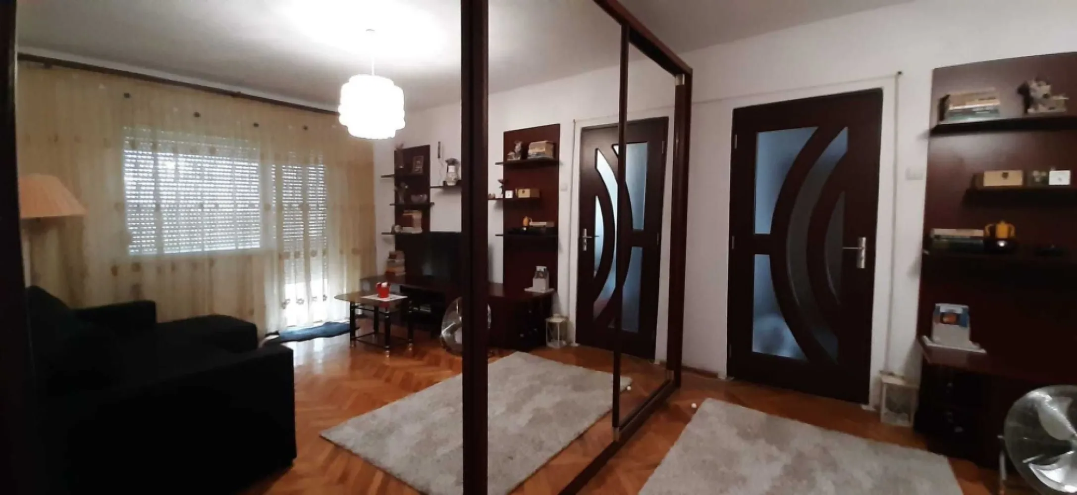 Agentia Imobiliara BRASADAS vinde ap 2 cam Sol Lic. Ortodox. - Agentia Imobiliara BRASADAS vinde apartament cu 2 camere semidecomandat in cartierul Solidaritatii, aproape de Liceul Ortodox si de parcuri, ocupabil imediat. Blocul este din caramida, apartamentul are beci si loc de parcare platit pana la finalul anului. Blocul are acoperis si este izolat termic (clasa energetica B). Nu prezinta igrasie. Este dotat cu geamuri termopan, aer conditionat, centrala termica. Curat si foarte bine compratimentat si perfect functional. Www.brasadas.com.