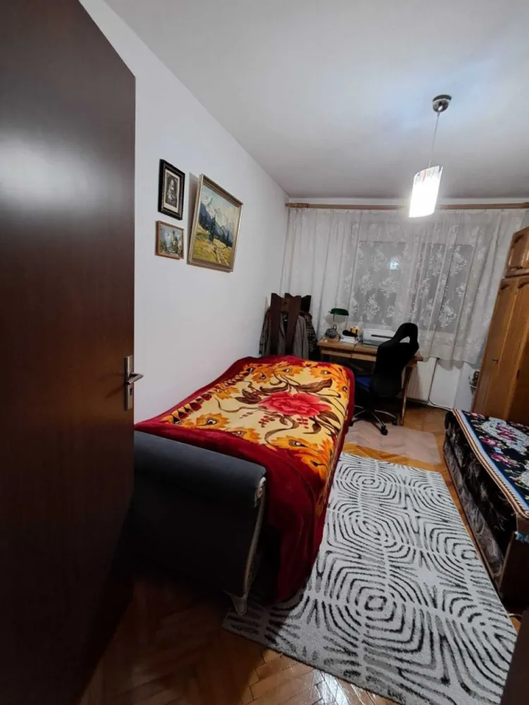 Agentia Imobiliara BRASADAS vinde ap 2 cam Sol Lic. Ortodox. - Agentia Imobiliara BRASADAS vinde apartament cu 2 camere semidecomandat in cartierul Solidaritatii, aproape de Liceul Ortodox si de parcuri, ocupabil imediat. Blocul este din caramida, apartamentul are beci si loc de parcare platit pana la finalul anului. Blocul are acoperis si este izolat termic (clasa energetica B). Nu prezinta igrasie. Este dotat cu geamuri termopan, aer conditionat, centrala termica. Curat si foarte bine compratimentat si perfect functional. Www.brasadas.com.