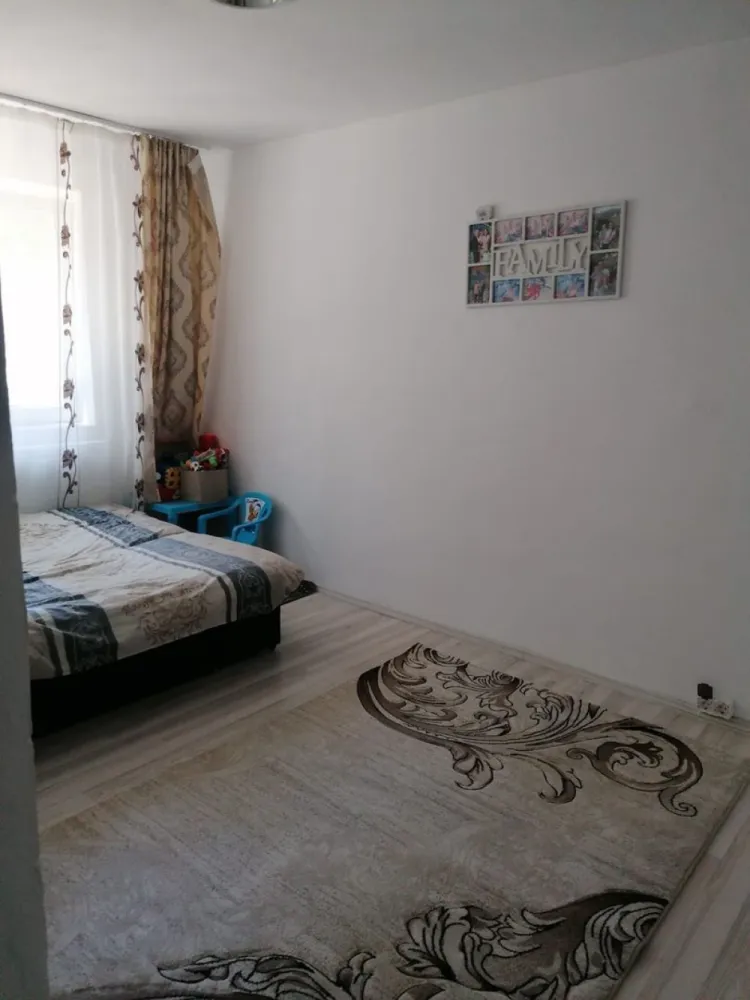 BRASADAS vinde ap 2 cam zona Micro 14. - Agentia Imobiliara BRASADAS vinde apartament cu doua camere situat in zona micro 14. Teren in folosinta de aproximativ 15 m patrati. Resctructurat recent. Www.brasadas.com.