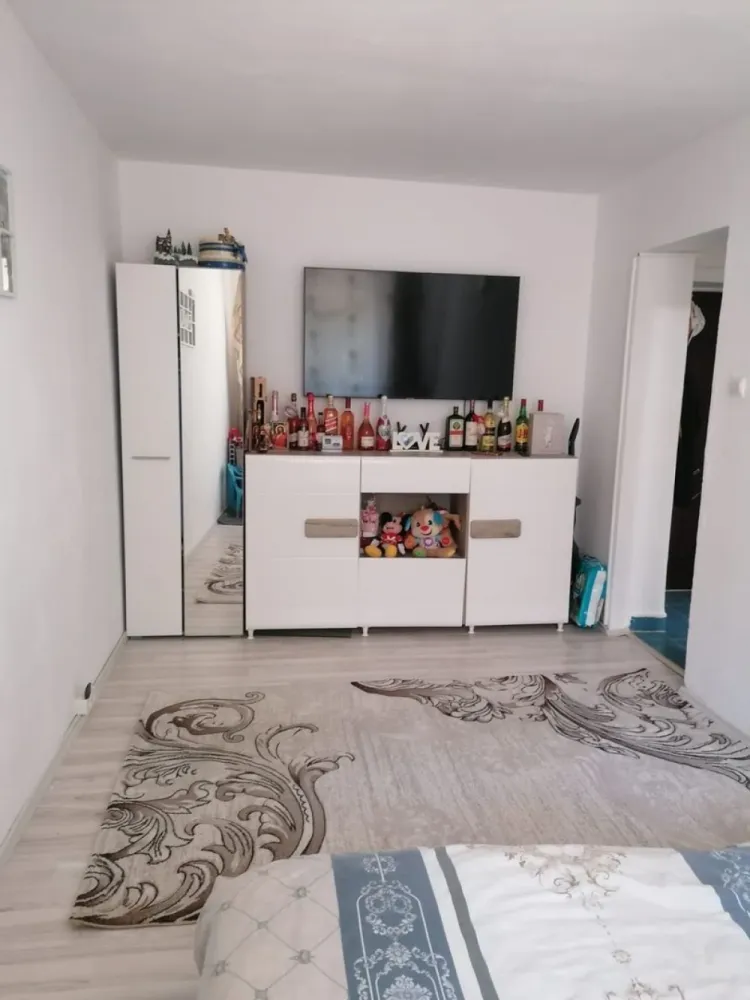 BRASADAS vinde ap 2 cam zona Micro 14. - Agentia Imobiliara BRASADAS vinde apartament cu doua camere situat in zona micro 14. Teren in folosinta de aproximativ 15 m patrati. Resctructurat recent. Www.brasadas.com.