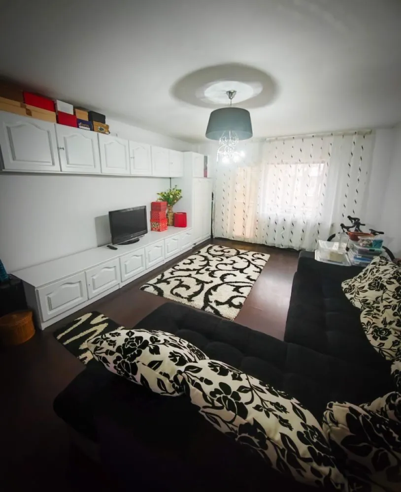 BRASADAS vinde ap 2 cam etaj 1/4 in Carpati 2. - Agentia Imobiliara BRASADAS vinde apartament cu 2 camere, etaj 1/4 in Carpați 2. Bloc solid, construit în 1988 Etaj 1/4 – acces rapid și comod, ideal pentru toate vârstele Detalii tehnice: Suprafață totală: 61,76 mp Suprafață utilă: 58,2 mp - 2 camere decomandate (living + dormitor) - Bucătărie - 1 baie Living spațios, cu ieșire directă în balcon – locul perfect pentru cafeaua de dimineață și vedere către spații verzi Dormitor confortabil și intim, cu vedere către spații verzi Bucătărie mare, extinsă inteligent (prin anularea unuia dintre balcone) pentru mai mult spațiu util. Baie cu geam (ventilație naturală) Holuri practice, bine organizate Beci la subsol pentru depozitare extra Se vinde complet mobilat și utilat – frigider, mașină de spălat rufe, centrală termică, aragaz electric, mobilier etc. Practic, te poți muta fără investiții suplimentare. Locație practică, atmosferă plăcută Spații verzi în jurul blocului Aproape de școli, parcuri, biserică și magazine Acces rapid la mijloace de transport în comun Zonă liniștită, potrivită pentru locuit pe termen lung Un apartament bine întreținut, luminos și practic, pregătit să devină noul tău cămin. Www.brasadas.com.