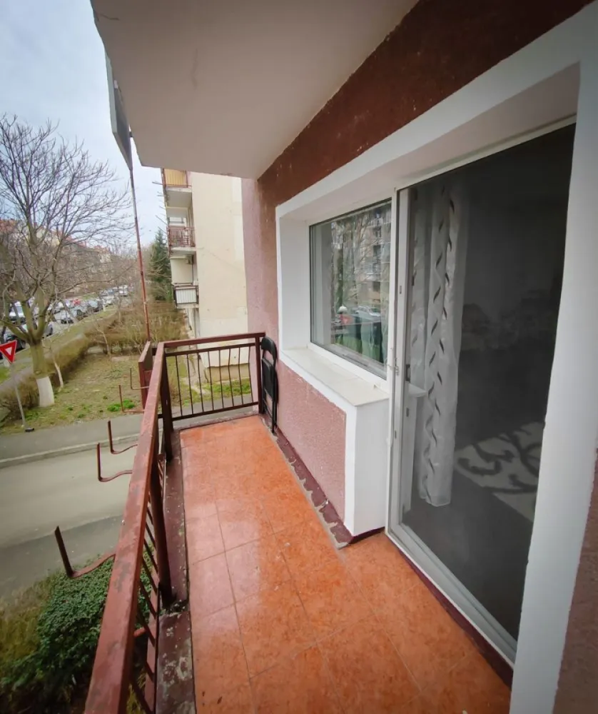 BRASADAS vinde ap 2 cam etaj 1/4 in Carpati 2. - Agentia Imobiliara BRASADAS vinde apartament cu 2 camere, etaj 1/4 in Carpați 2. Bloc solid, construit în 1988 Etaj 1/4 – acces rapid și comod, ideal pentru toate vârstele Detalii tehnice: Suprafață totală: 61,76 mp Suprafață utilă: 58,2 mp - 2 camere decomandate (living + dormitor) - Bucătărie - 1 baie Living spațios, cu ieșire directă în balcon – locul perfect pentru cafeaua de dimineață și vedere către spații verzi Dormitor confortabil și intim, cu vedere către spații verzi Bucătărie mare, extinsă inteligent (prin anularea unuia dintre balcone) pentru mai mult spațiu util. Baie cu geam (ventilație naturală) Holuri practice, bine organizate Beci la subsol pentru depozitare extra Se vinde complet mobilat și utilat – frigider, mașină de spălat rufe, centrală termică, aragaz electric, mobilier etc. Practic, te poți muta fără investiții suplimentare. Locație practică, atmosferă plăcută Spații verzi în jurul blocului Aproape de școli, parcuri, biserică și magazine Acces rapid la mijloace de transport în comun Zonă liniștită, potrivită pentru locuit pe termen lung Un apartament bine întreținut, luminos și practic, pregătit să devină noul tău cămin. Www.brasadas.com.
