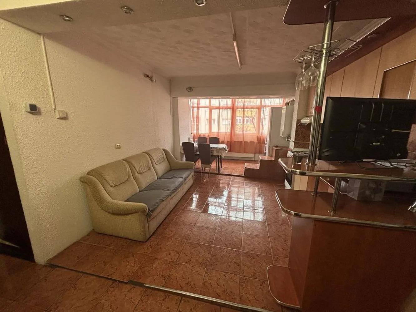 BRASADAS vinde ap 2 cam etaj 3/4 Micro 17 Indep. - Agentia Imobiliara BRASADAS vinde apartament cu 2 camere decomandate la etajul 3/4 in Micro17 pe Bulevardul Independentei. Suprafața utilă este de 53 metri pătrați, cu finisaje simple și spațiu bine compartimentat. Bucătăria este luminoasă și echipată cu electrocasnice moderne. Livingul și dormitorul au pardoseală de lemn și pereți albi, creând un ambient plăcut. Zona în care se află apartamentul este activă și bine conectată. În apropiere găsești școli, grădinițe și centre medicale. Există multiple parcuri și spații verzi pentru relaxare. Transportul în comun este facil, cu stații de autobuz aproape. În plus, ai acces rapid la supermarketuri, mall-uri și diverse restaurante. Www.brasadas.com.