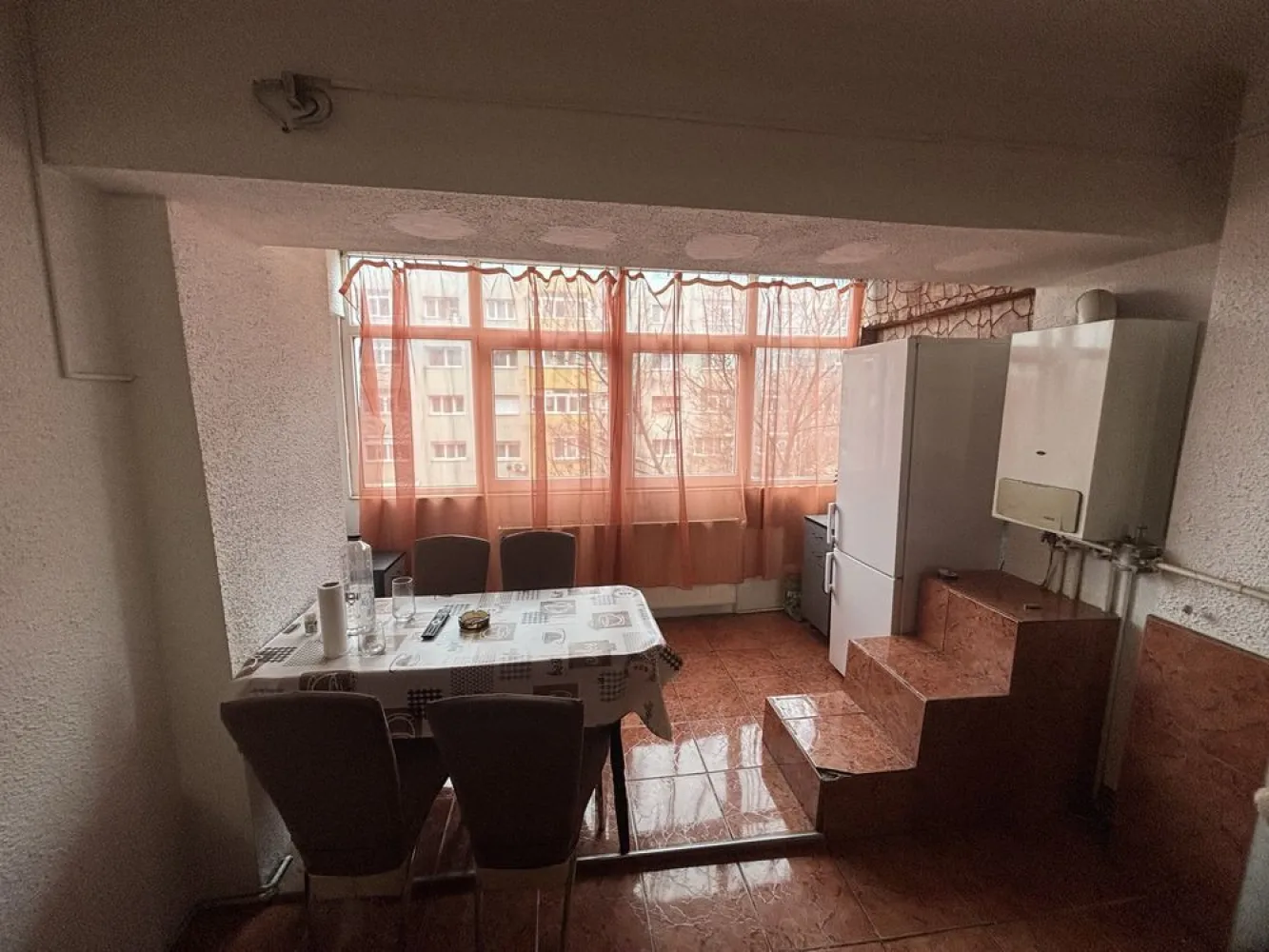 BRASADAS vinde ap 2 cam etaj 3/4 Micro 17 Indep. - Agentia Imobiliara BRASADAS vinde apartament cu 2 camere decomandate la etajul 3/4 in Micro17 pe Bulevardul Independentei. Suprafața utilă este de 53 metri pătrați, cu finisaje simple și spațiu bine compartimentat. Bucătăria este luminoasă și echipată cu electrocasnice moderne. Livingul și dormitorul au pardoseală de lemn și pereți albi, creând un ambient plăcut. Zona în care se află apartamentul este activă și bine conectată. În apropiere găsești școli, grădinițe și centre medicale. Există multiple parcuri și spații verzi pentru relaxare. Transportul în comun este facil, cu stații de autobuz aproape. În plus, ai acces rapid la supermarketuri, mall-uri și diverse restaurante. Www.brasadas.com.