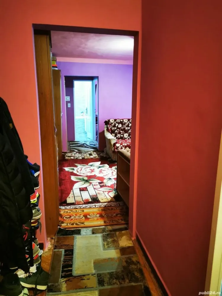Apartament 2Camere Micro 16 Brandusa. - Va ofer spre vanzare apartament cu 2 camere , semidecomandat la etajul 2 din 4 Imobilul este compus astfel : hol , bucatarie , baie , debara si 2 camere Semidecomandat cu balcon. Are gresie-faianta , parchet , geamuri termopan , usa metalica rolete exterioare si plasa insecte . Incalzirea se face cu microcentrala pe gaz . Este izolat la exterior ....Necesita Renovare... Este o scara linistita cu zona de asemenea linistita . Pentru mai multe detalii sau vizionare sunati la numarul afisat . Pretul este negociabil de fata..Nr telefon..zero sapte sapte zero patru trei sase sase zero zero....