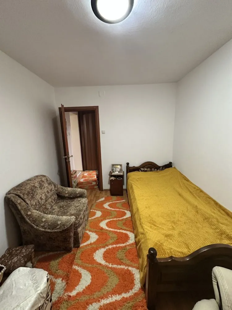 BRASADAS vinde ap 2 cam Botizului etaj 2 cu balcon - Agentia Imobiliara BRASADAS vinde apartament cu 2 camere, 42mp, situat la etajul 2 în Satu Mare, strada Botizului. Apartamentul este compus din 2 camere, baie, bucătărie, hol și balcon. Apartamentul are centrală proprie. Www.brasadas.com.