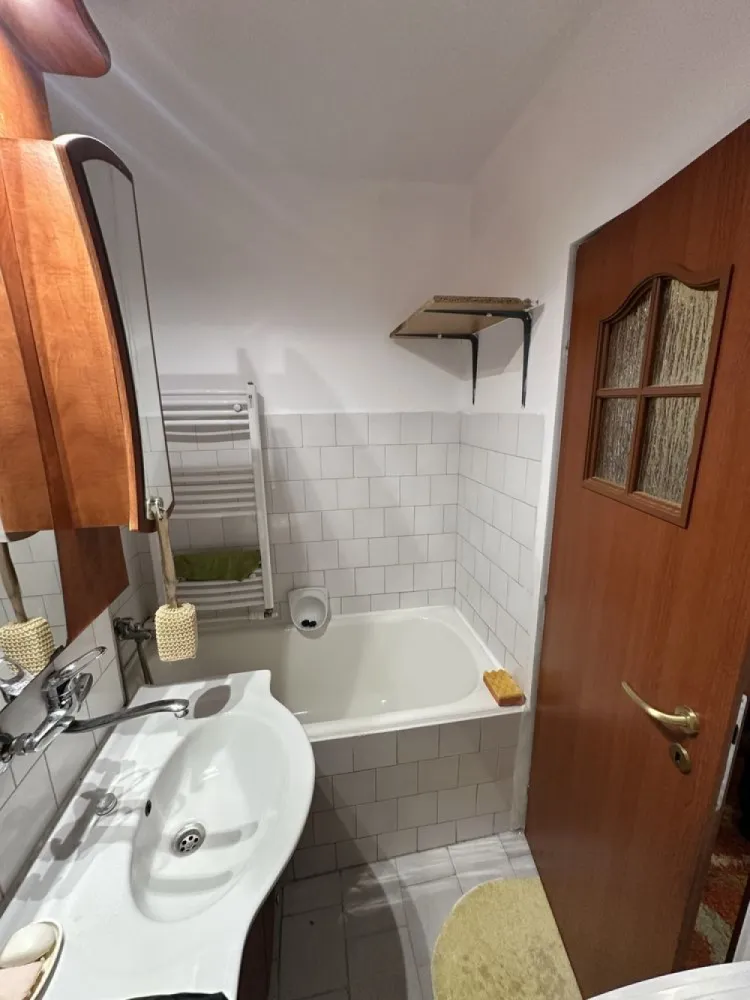 BRASADAS vinde ap 2 cam Botizului etaj 2 cu balcon - Agentia Imobiliara BRASADAS vinde apartament cu 2 camere, 42mp, situat la etajul 2 în Satu Mare, strada Botizului. Apartamentul este compus din 2 camere, baie, bucătărie, hol și balcon. Apartamentul are centrală proprie. Www.brasadas.com.