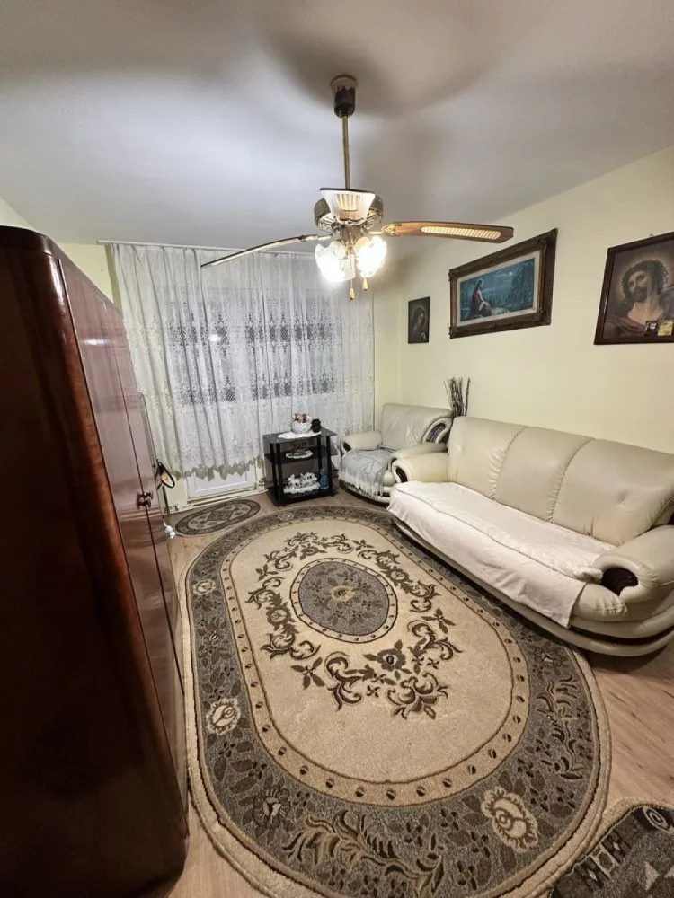 BRASADAS vinde ap 2 cam Botizului etaj 2 cu balcon - Agentia Imobiliara BRASADAS vinde apartament cu 2 camere, 42mp, situat la etajul 2 în Satu Mare, strada Botizului. Apartamentul este compus din 2 camere, baie, bucătărie, hol și balcon. Apartamentul are centrală proprie. Www.brasadas.com.