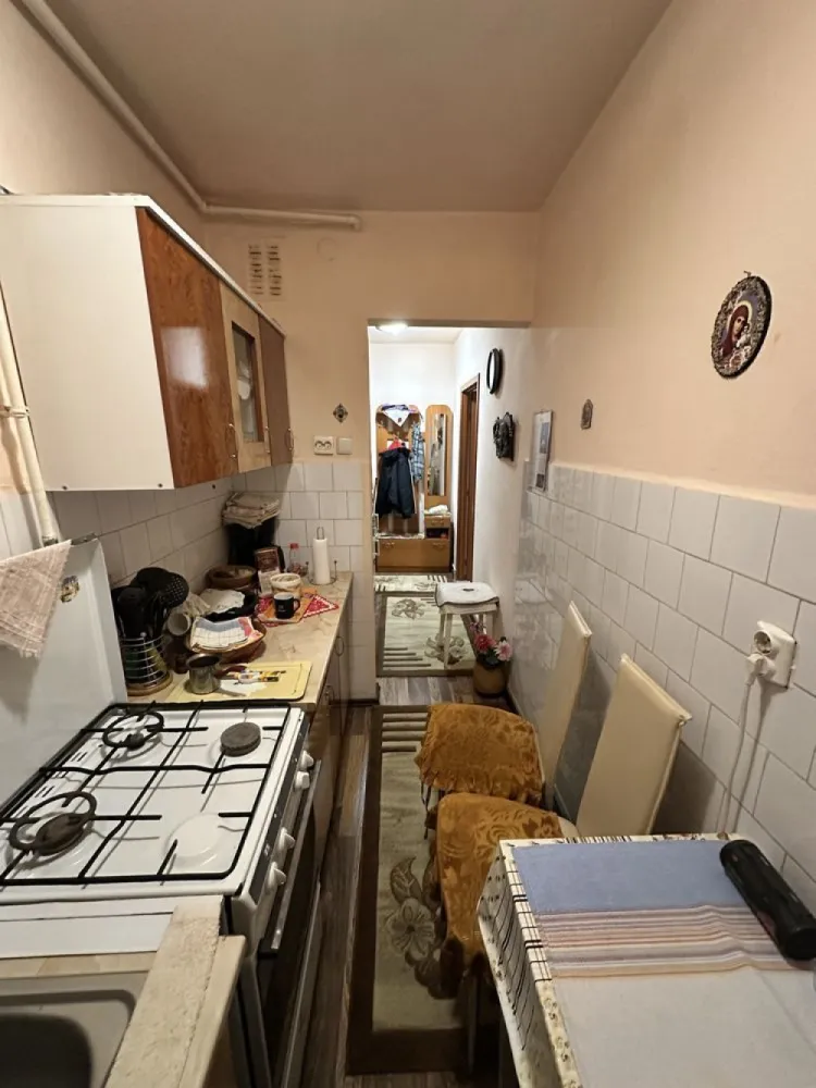 BRASADAS vinde ap 2 cam Botizului etaj 2 cu balcon