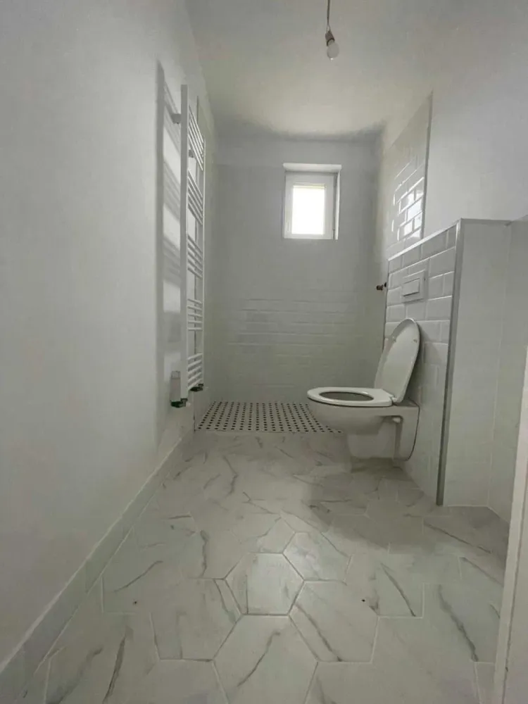 BRASADAS vinde ap 2 cam Botizului etaj 4/4 60mp - Agentia Imobiliara BRASADAS vinde apartament cu 2 camere situat pe str. Botizului la etajul 4/4, compus din 2 camere decomandate, bucatarie, hol,baie,balcon si beci. Apartamentul a fost recent complet renovat,avand instalatie electrica si instalatie de incalzire noua si balcon. Www.brasadas.com.