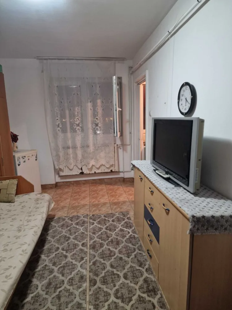 BRASADAS vinde garsoniera 21mp la etajul 4/4 pe Bd Closca. - Agentia Imobiliara BRASADAS vinde garsoniera Bulevardul Closca la etaj 4 preti 27 Euro negociabil mai multe detali la tel 07******63