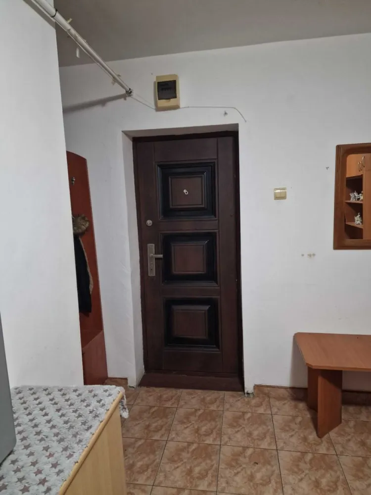 BRASADAS vinde garsoniera 21mp la etajul 4/4 pe Bd Closca. - Agentia Imobiliara BRASADAS vinde garsoniera Bulevardul Closca la etaj 4 preti 27 Euro negociabil mai multe detali la tel 07******63