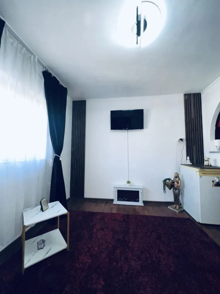 BRASADAS vinde garsoniera in Micro 16 la etajul 4/4. - Agentia Imobiliara BRASADAS vinde garsoniera 24 mp. Se vinde garsonieră cu suprafața de 24 mp, situată la etajul 4/4. Este singura garsonieră de pe palier, blocul având două intrări cu interfon. Garsoniera este dotată cu uși și geamuri termopan și se vinde complet mobilată și utilată, gata de mutare. Avantaje zonă: la 2 minute de magazinele Unicarm și Penny stație de autobuz foarte aproape 3 parcuri în apropiere posibilitate de parcare privată Www.brasadas.com