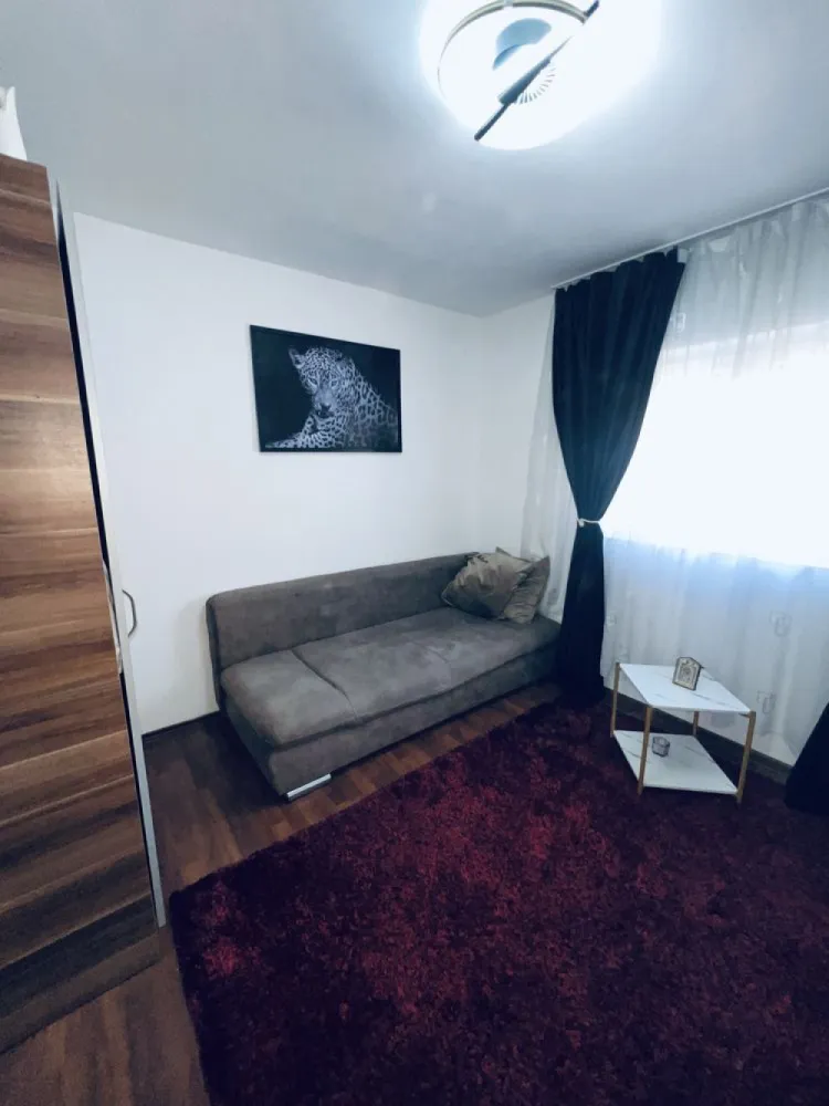 BRASADAS vinde garsoniera in Micro 16 la etajul 4/4. - Agentia Imobiliara BRASADAS vinde garsoniera 24 mp. Se vinde garsonieră cu suprafața de 24 mp, situată la etajul 4/4. Este singura garsonieră de pe palier, blocul având două intrări cu interfon. Garsoniera este dotată cu uși și geamuri termopan și se vinde complet mobilată și utilată, gata de mutare. Avantaje zonă: la 2 minute de magazinele Unicarm și Penny stație de autobuz foarte aproape 3 parcuri în apropiere posibilitate de parcare privată Www.brasadas.com