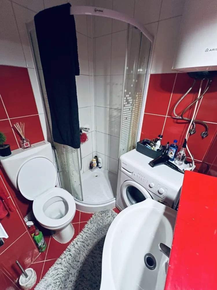 BRASADAS vinde garsoniera in Micro 16 la etajul 4/4. - Agentia Imobiliara BRASADAS vinde garsoniera 24 mp. Se vinde garsonieră cu suprafața de 24 mp, situată la etajul 4/4. Este singura garsonieră de pe palier, blocul având două intrări cu interfon. Garsoniera este dotată cu uși și geamuri termopan și se vinde complet mobilată și utilată, gata de mutare. Avantaje zonă: la 2 minute de magazinele Unicarm și Penny stație de autobuz foarte aproape 3 parcuri în apropiere posibilitate de parcare privată Www.brasadas.com