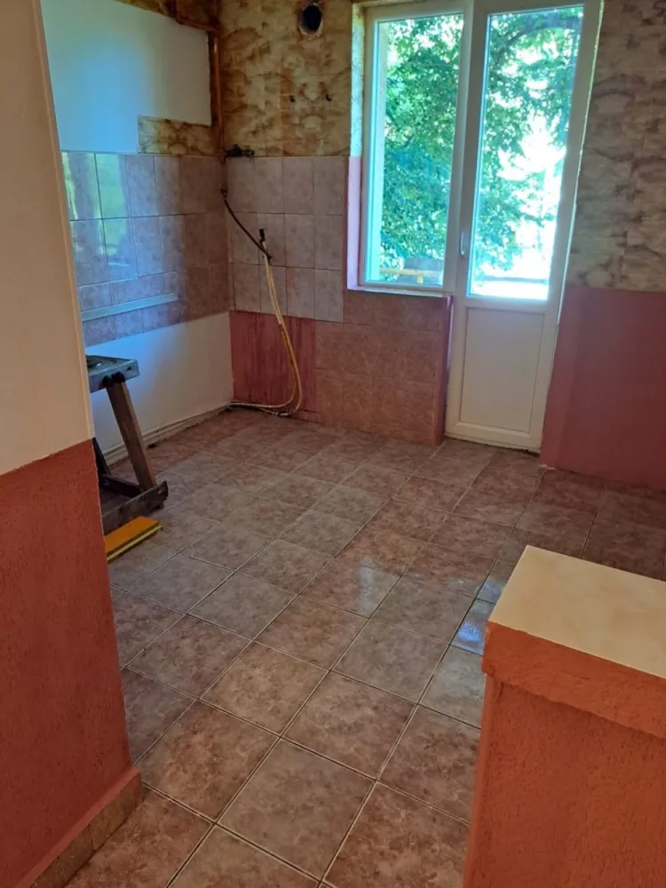 BRASADAS vinde garsoniera lux 37mp. Zona Ostrovului - Agentia Imobiliara BRASADAS vinde garsonieră lux cu o suprafață totală de 37 mp la etajul 1. Compus din camera mare decomandata și luminoasă, bucatarie, baie, hol și balcon, compartimentarea fiind foarte bine făcută. Toate încăperile sunt separate și destul de spațioase. Balconul se poate închide, după preferințe. Garsoniera se vinde goală și se poate amenaja după preferințe cât și pentru investiție dacă se dorește închirierea. Scara este securizată cu interfon și întreținută curat, nou renovată. Magazine, școli și mijloace de transport în comun sunt aproape. Zona este în dezvoltare dar liniștită. Www.brasadas.com.