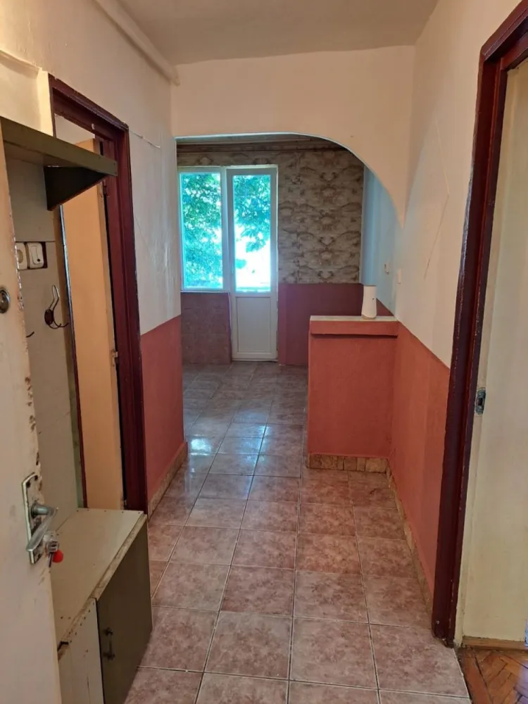 BRASADAS vinde garsoniera lux 37mp. Zona Ostrovului - Agentia Imobiliara BRASADAS vinde garsonieră lux cu o suprafață totală de 37 mp la etajul 1. Compus din camera mare decomandata și luminoasă, bucatarie, baie, hol și balcon, compartimentarea fiind foarte bine făcută. Toate încăperile sunt separate și destul de spațioase. Balconul se poate închide, după preferințe. Garsoniera se vinde goală și se poate amenaja după preferințe cât și pentru investiție dacă se dorește închirierea. Scara este securizată cu interfon și întreținută curat, nou renovată. Magazine, școli și mijloace de transport în comun sunt aproape. Zona este în dezvoltare dar liniștită. Www.brasadas.com.
