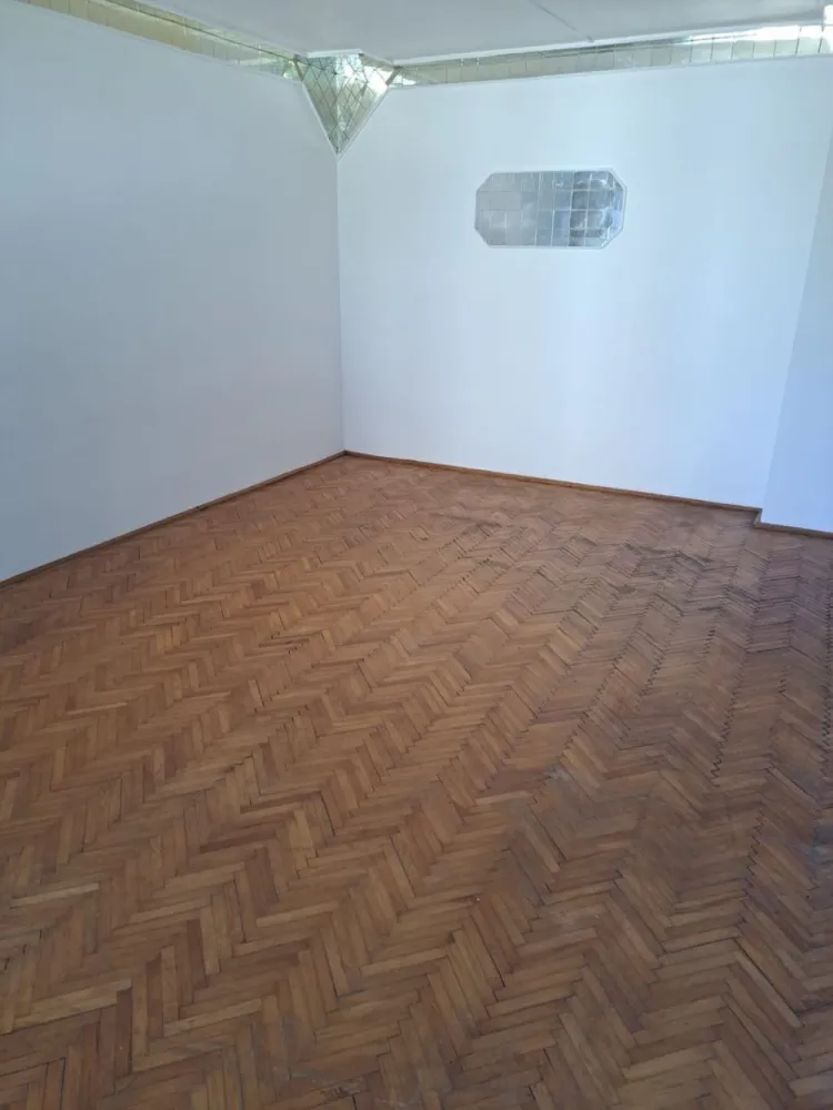 BRASADAS vinde garsoniera lux 37mp. Zona Ostrovului - Agentia Imobiliara BRASADAS vinde garsonieră lux cu o suprafață totală de 37 mp la etajul 1. Compus din camera mare decomandata și luminoasă, bucatarie, baie, hol și balcon, compartimentarea fiind foarte bine făcută. Toate încăperile sunt separate și destul de spațioase. Balconul se poate închide, după preferințe. Garsoniera se vinde goală și se poate amenaja după preferințe cât și pentru investiție dacă se dorește închirierea. Scara este securizată cu interfon și întreținută curat, nou renovată. Magazine, școli și mijloace de transport în comun sunt aproape. Zona este în dezvoltare dar liniștită. Www.brasadas.com.