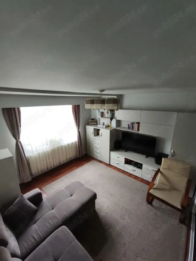 BRASADAS vinde ap 3 cam Micro 16 etaj 2/4. - Agentia Imobiliara BRASADAS vinde apartament spațios cu 3 camere, situat în Micro 16, într-un bloc recent zugrăvit și dotat cu interfon. Locuința are o suprafață utilă de 66 mp, este bine compartimentată și se află la etajul 2 al unui bloc cu 4 etaje. Se vinde complet mobilat și utilat, cu mobilă realizată pe comandă. Compartimentare: Hol generos Living luminos - Bucătărie închisă Dormitor matrimonial Dormitor secundar (ideal pentru copii) Debara practică Două băi (una dotată cu cadă) Dotări incluse: Mașină de spălat rufe Mașină de spălat vase Frigider cu congelator Aragaz cu cuptor electric Hotă Centrală termică proprie Locație excelentă: Apartamentul este amplasat într-o zonă liniștită, cu acces rapid la mijloace de transport, magazine și puncte de interes: Stație autobuz 4 min pe jos Parcul Liniștii 2 min Profi și CBA 5 min Brutărie 3 min Farmacie 5 min Shopping City 15 min Centru Nou 20 min Locuința dispune de parcare rezervată. Ideală atât pentru locuință proprie, cât și pentru investiție. Www.brasadas.com.