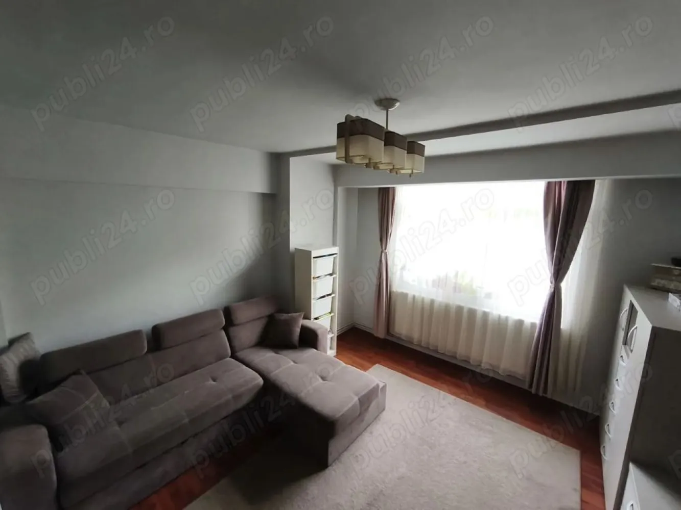 BRASADAS vinde ap 3 cam Micro 16 etaj 2/4. - Agentia Imobiliara BRASADAS vinde apartament spațios cu 3 camere, situat în Micro 16, într-un bloc recent zugrăvit și dotat cu interfon. Locuința are o suprafață utilă de 66 mp, este bine compartimentată și se află la etajul 2 al unui bloc cu 4 etaje. Se vinde complet mobilat și utilat, cu mobilă realizată pe comandă. Compartimentare: Hol generos Living luminos - Bucătărie închisă Dormitor matrimonial Dormitor secundar (ideal pentru copii) Debara practică Două băi (una dotată cu cadă) Dotări incluse: Mașină de spălat rufe Mașină de spălat vase Frigider cu congelator Aragaz cu cuptor electric Hotă Centrală termică proprie Locație excelentă: Apartamentul este amplasat într-o zonă liniștită, cu acces rapid la mijloace de transport, magazine și puncte de interes: Stație autobuz 4 min pe jos Parcul Liniștii 2 min Profi și CBA 5 min Brutărie 3 min Farmacie 5 min Shopping City 15 min Centru Nou 20 min Locuința dispune de parcare rezervată. Ideală atât pentru locuință proprie, cât și pentru investiție. Www.brasadas.com.