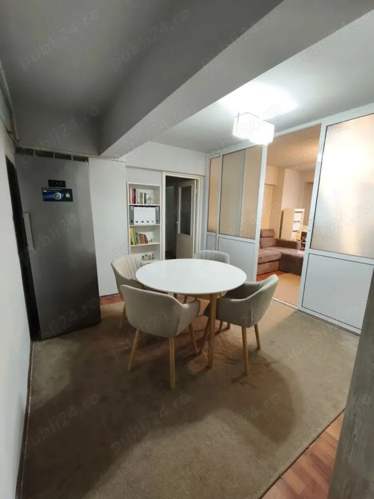 BRASADAS vinde ap 3 cam Micro 16 etaj 2/4. - Agentia Imobiliara BRASADAS vinde apartament spațios cu 3 camere, situat în Micro 16, într-un bloc recent zugrăvit și dotat cu interfon. Locuința are o suprafață utilă de 66 mp, este bine compartimentată și se află la etajul 2 al unui bloc cu 4 etaje. Se vinde complet mobilat și utilat, cu mobilă realizată pe comandă. Compartimentare: Hol generos Living luminos - Bucătărie închisă Dormitor matrimonial Dormitor secundar (ideal pentru copii) Debara practică Două băi (una dotată cu cadă) Dotări incluse: Mașină de spălat rufe Mașină de spălat vase Frigider cu congelator Aragaz cu cuptor electric Hotă Centrală termică proprie Locație excelentă: Apartamentul este amplasat într-o zonă liniștită, cu acces rapid la mijloace de transport, magazine și puncte de interes: Stație autobuz 4 min pe jos Parcul Liniștii 2 min Profi și CBA 5 min Brutărie 3 min Farmacie 5 min Shopping City 15 min Centru Nou 20 min Locuința dispune de parcare rezervată. Ideală atât pentru locuință proprie, cât și pentru investiție. Www.brasadas.com.