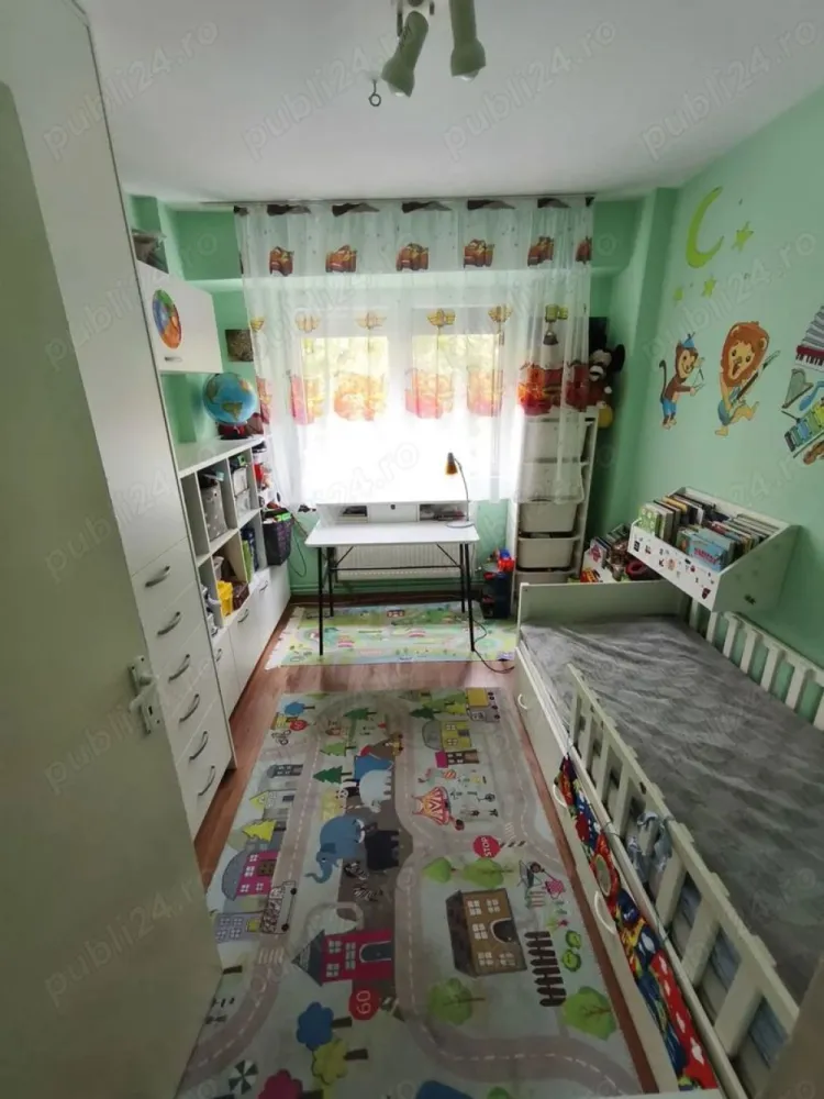 BRASADAS vinde ap 3 cam Micro 16 etaj 2/4. - Agentia Imobiliara BRASADAS vinde apartament spațios cu 3 camere, situat în Micro 16, într-un bloc recent zugrăvit și dotat cu interfon. Locuința are o suprafață utilă de 66 mp, este bine compartimentată și se află la etajul 2 al unui bloc cu 4 etaje. Se vinde complet mobilat și utilat, cu mobilă realizată pe comandă. Compartimentare: Hol generos Living luminos - Bucătărie închisă Dormitor matrimonial Dormitor secundar (ideal pentru copii) Debara practică Două băi (una dotată cu cadă) Dotări incluse: Mașină de spălat rufe Mașină de spălat vase Frigider cu congelator Aragaz cu cuptor electric Hotă Centrală termică proprie Locație excelentă: Apartamentul este amplasat într-o zonă liniștită, cu acces rapid la mijloace de transport, magazine și puncte de interes: Stație autobuz 4 min pe jos Parcul Liniștii 2 min Profi și CBA 5 min Brutărie 3 min Farmacie 5 min Shopping City 15 min Centru Nou 20 min Locuința dispune de parcare rezervată. Ideală atât pentru locuință proprie, cât și pentru investiție. Www.brasadas.com.