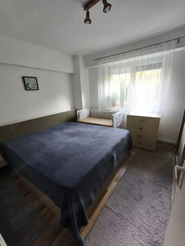 BRASADAS vinde ap 3 cam Micro 16 etaj 2/4. - Agentia Imobiliara BRASADAS vinde apartament spațios cu 3 camere, situat în Micro 16, într-un bloc recent zugrăvit și dotat cu interfon. Locuința are o suprafață utilă de 66 mp, este bine compartimentată și se află la etajul 2 al unui bloc cu 4 etaje. Se vinde complet mobilat și utilat, cu mobilă realizată pe comandă. Compartimentare: Hol generos Living luminos - Bucătărie închisă Dormitor matrimonial Dormitor secundar (ideal pentru copii) Debara practică Două băi (una dotată cu cadă) Dotări incluse: Mașină de spălat rufe Mașină de spălat vase Frigider cu congelator Aragaz cu cuptor electric Hotă Centrală termică proprie Locație excelentă: Apartamentul este amplasat într-o zonă liniștită, cu acces rapid la mijloace de transport, magazine și puncte de interes: Stație autobuz 4 min pe jos Parcul Liniștii 2 min Profi și CBA 5 min Brutărie 3 min Farmacie 5 min Shopping City 15 min Centru Nou 20 min Locuința dispune de parcare rezervată. Ideală atât pentru locuință proprie, cât și pentru investiție. Www.brasadas.com.