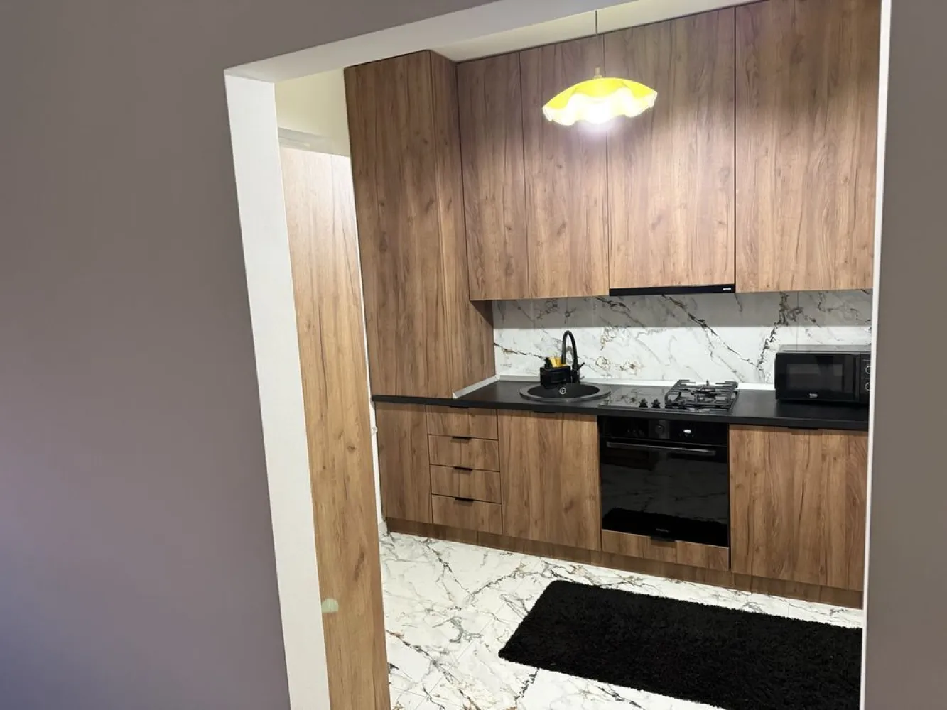 BRASADAS vinde ap 3 camere in asociatie zona 14 Mai. - Ag 3 camere zona 14 Mai. Apartamentul este în construcție nouă din 2014. Este compus din : 2 dormitoare 2 băi 1 dressing 2 balcoane Living Dining Bucătărie Beci la subsol Loc de parcare în curte. Accesul în curtea blocului se face pe poarta cu telecomandă astfel având acces doar proprietarii. Se vinde mobilat și utilat cum se vede nefiind nevoie de alte investiții. Www.brasadas.com.