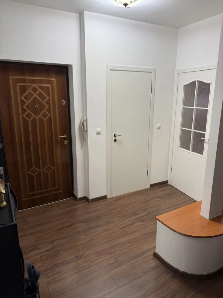 BRASADAS vinde ap 3 camere in asociatie zona 14 Mai. - Ag 3 camere zona 14 Mai. Apartamentul este în construcție nouă din 2014. Este compus din : 2 dormitoare 2 băi 1 dressing 2 balcoane Living Dining Bucătărie Beci la subsol Loc de parcare în curte. Accesul în curtea blocului se face pe poarta cu telecomandă astfel având acces doar proprietarii. Se vinde mobilat și utilat cum se vede nefiind nevoie de alte investiții. Www.brasadas.com.