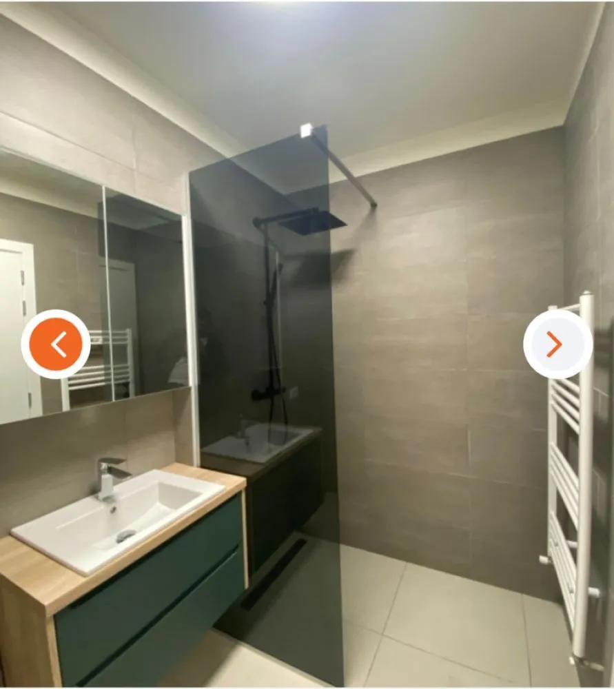 BRASADAS vinde ap 3 cam etaj 1/4 in Micro 16. - Agentia Imobiliara BRASADAS vinde apartament NOU cu 3 camere in Micro 16. Hol de intrare, living cu bucatarie, loc de luat masa, 2 dormitoare, baie, balcon, centrala. termica, termopane, usa metalica de siguranta, usi interioare noi, sistem aer conditionat, incalzire in pardoseala, loc de parcare. Cu lift, izolat exterior, mobilat si utilat, complet nou. Www.brasadas.com.